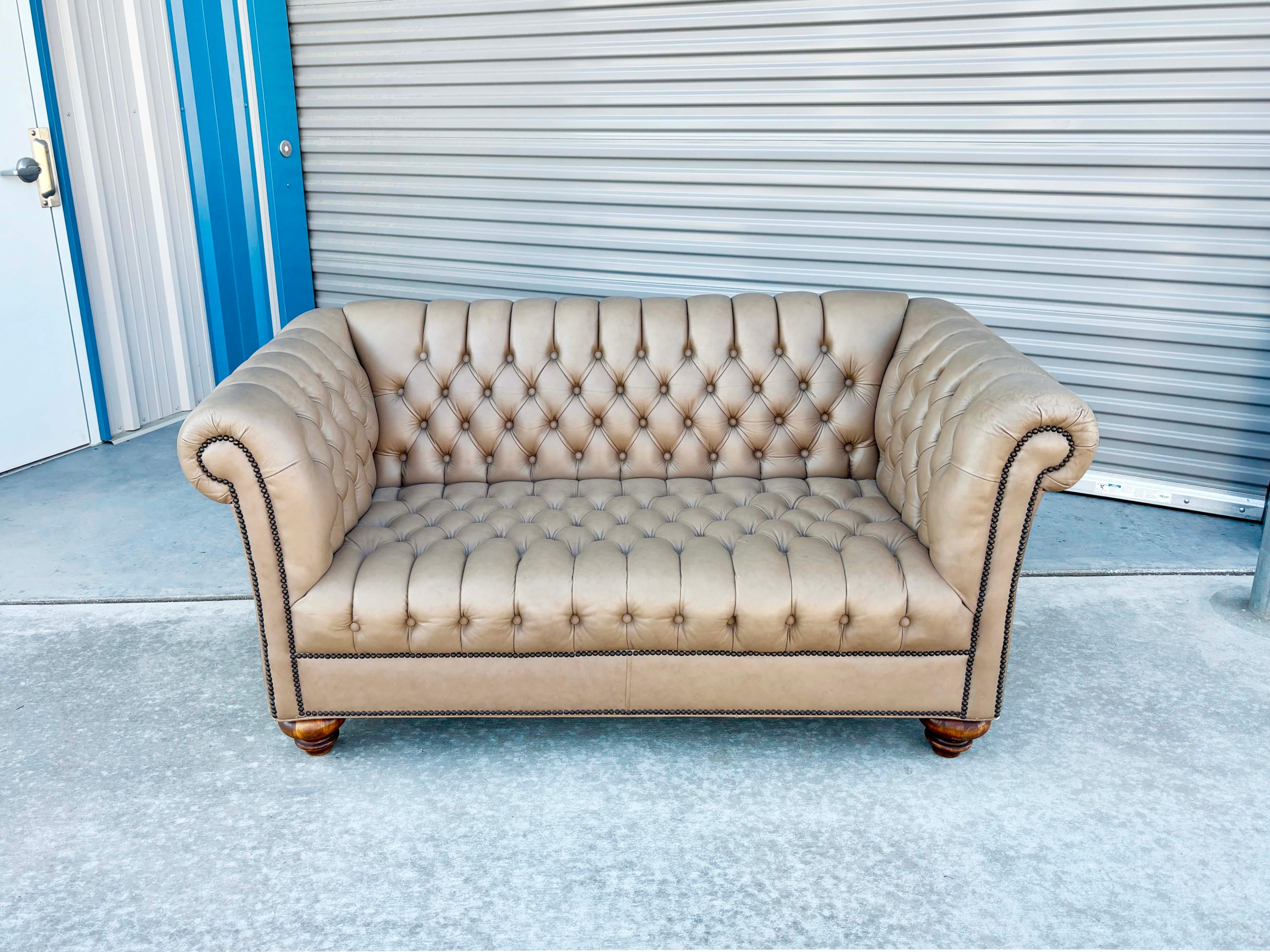 Loveseat Chesterfield de cuero vintage de los años 70 en venta 4