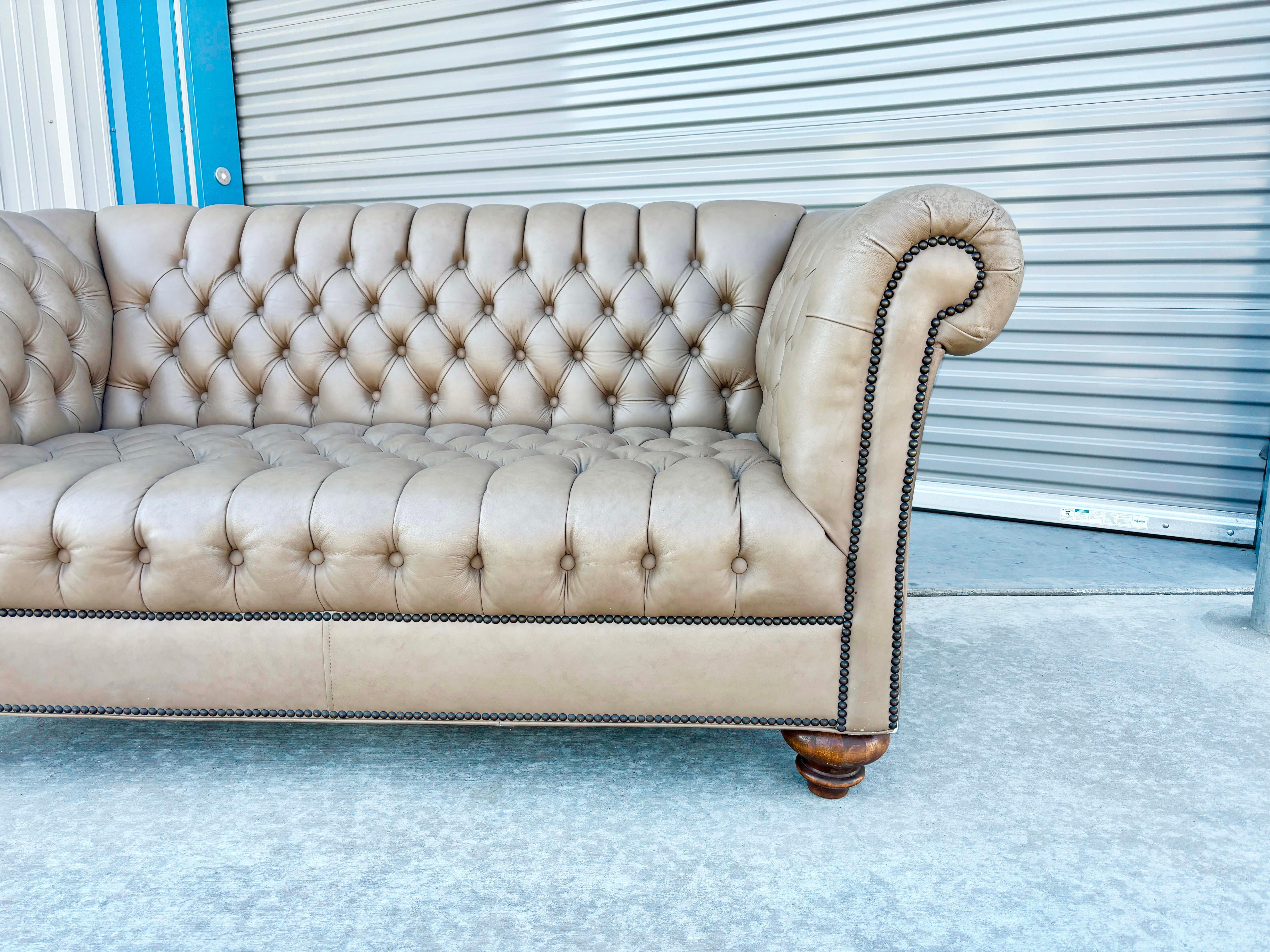 Loveseat Chesterfield de cuero vintage de los años 70 en venta 5
