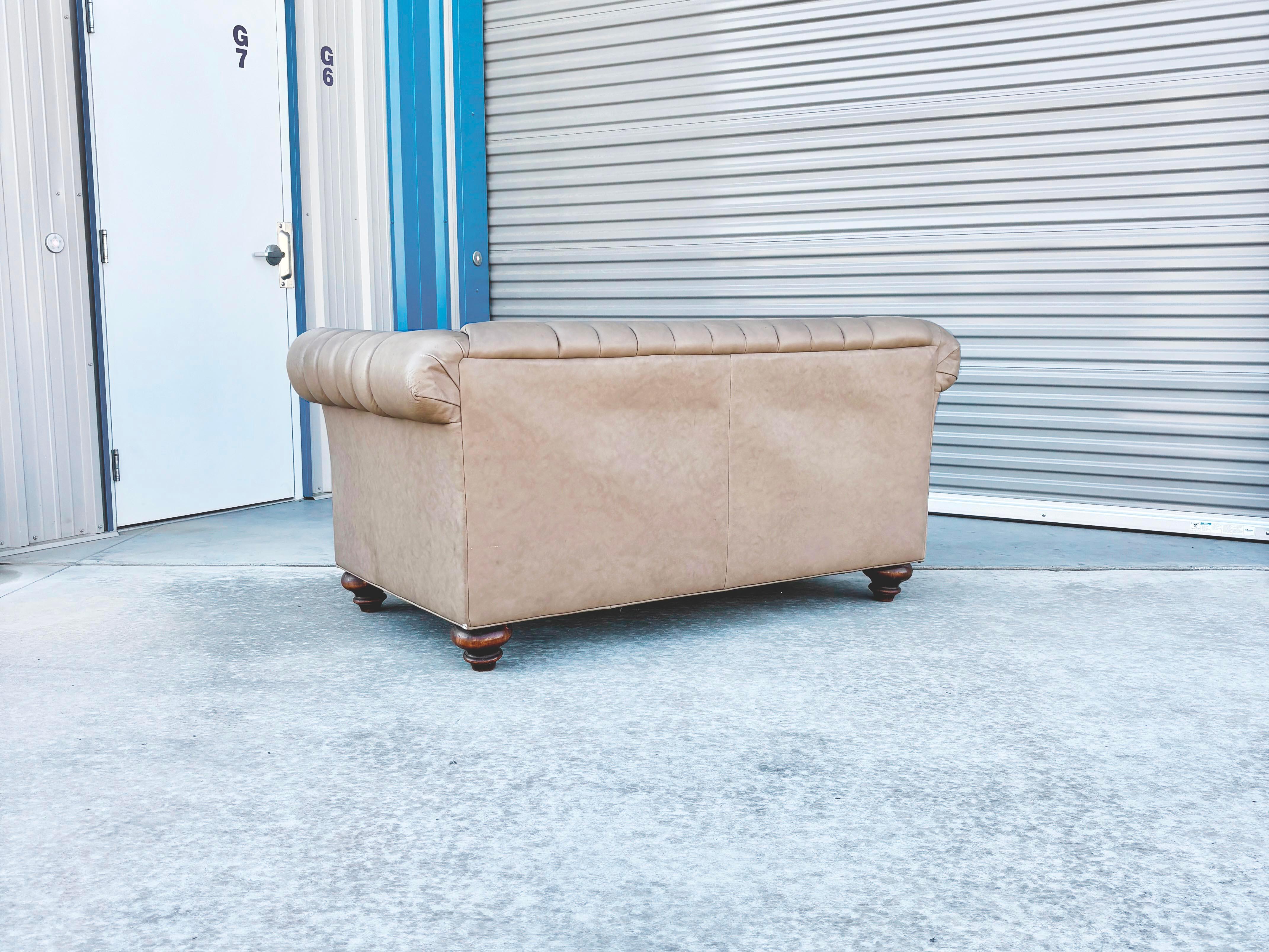 Loveseat Chesterfield de cuero vintage de los años 70 en venta 6