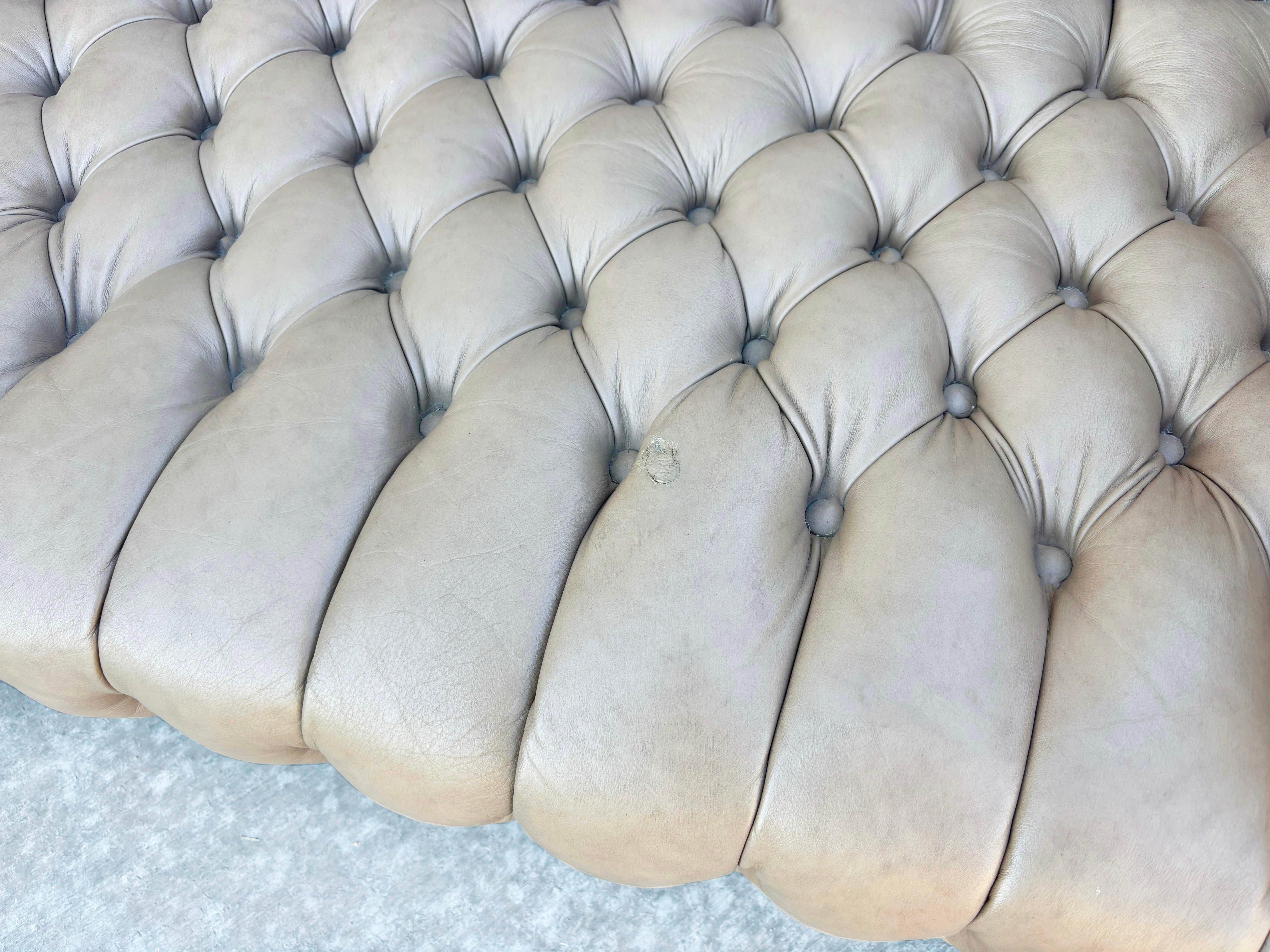 Loveseat Chesterfield de cuero vintage de los años 70 en venta 7