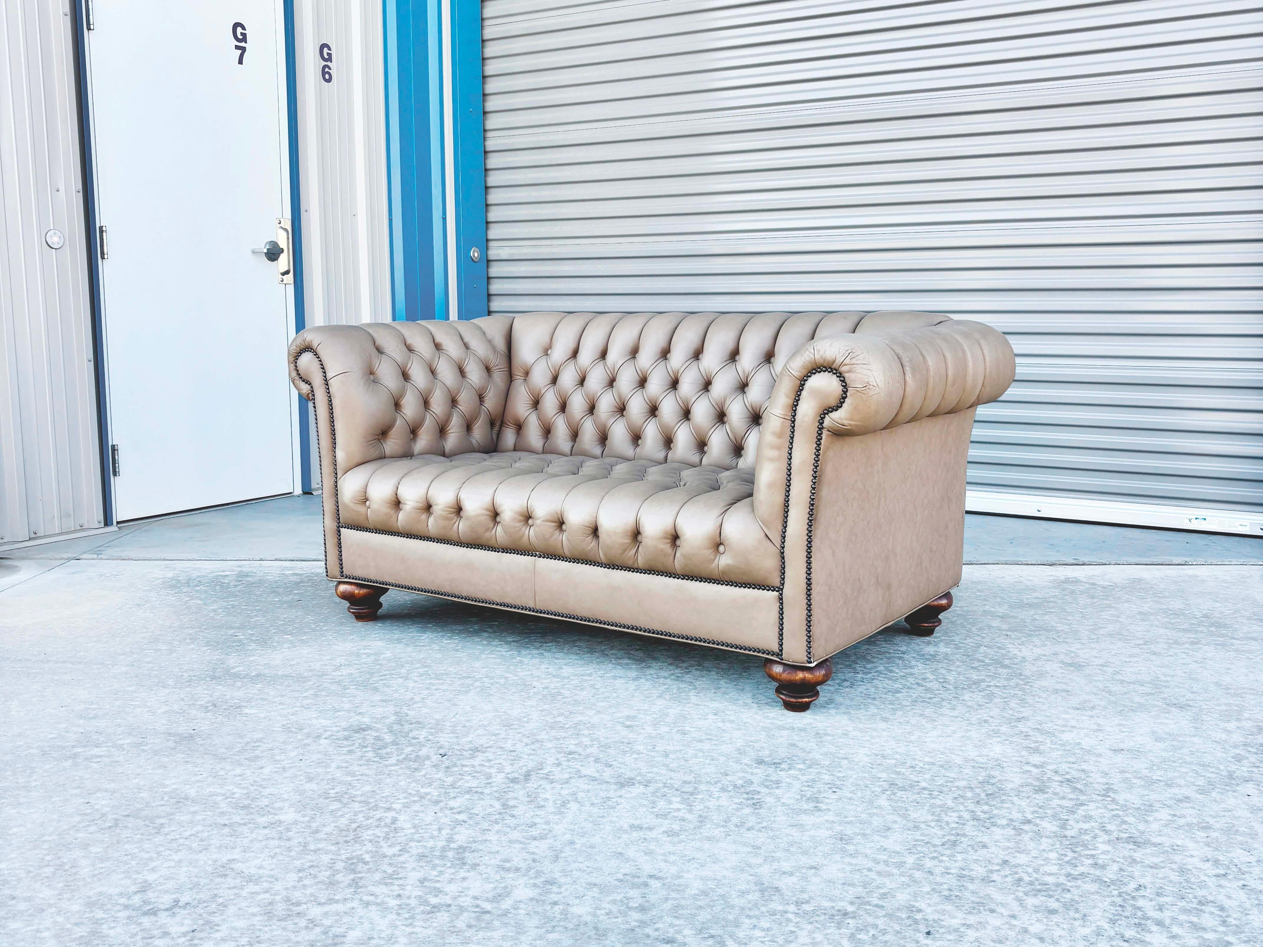 Loveseat Chesterfield de cuero vintage de los años 70 Moderno de mediados de siglo en venta