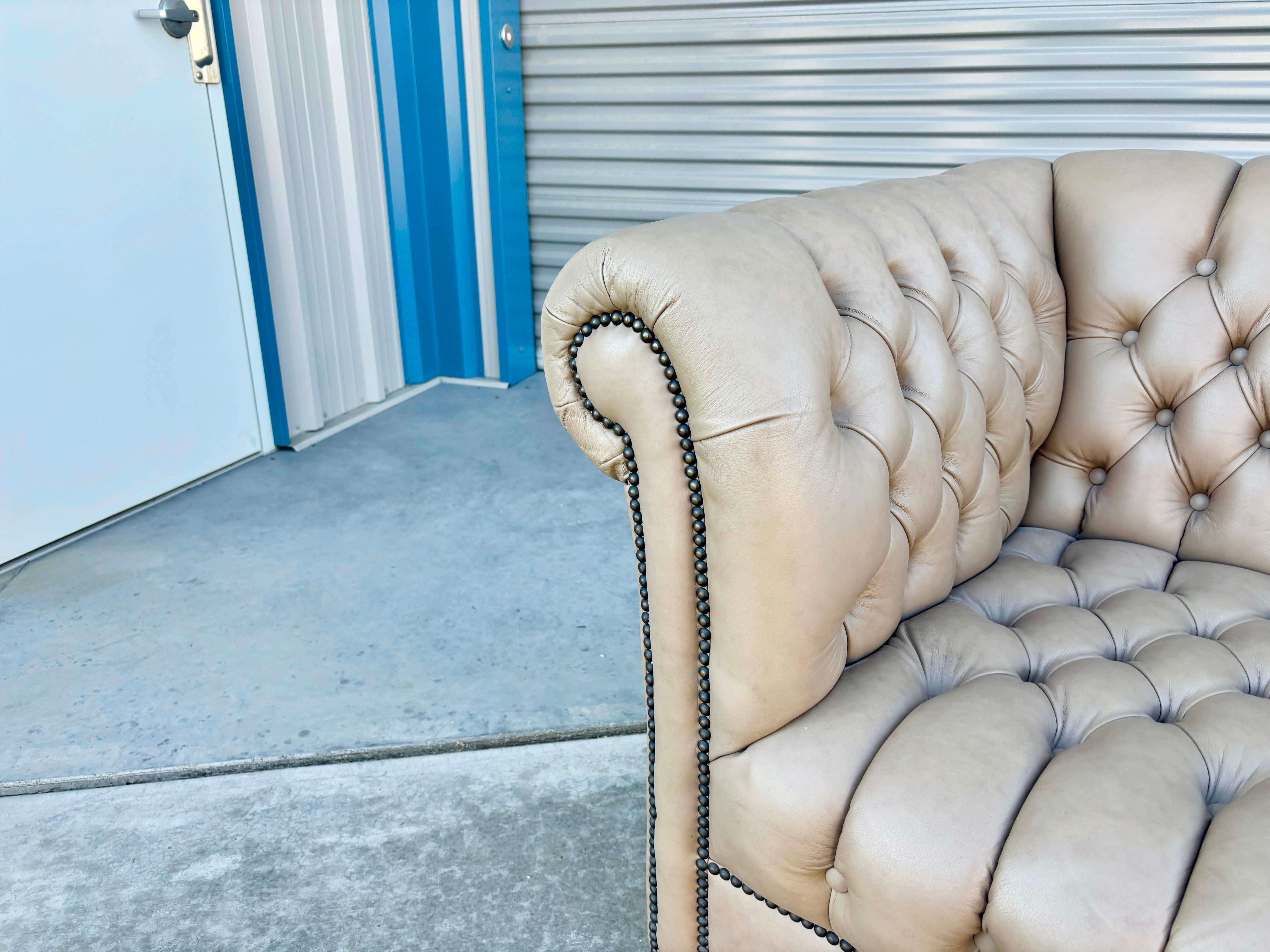 Loveseat Chesterfield de cuero vintage de los años 70 Estadounidense en venta