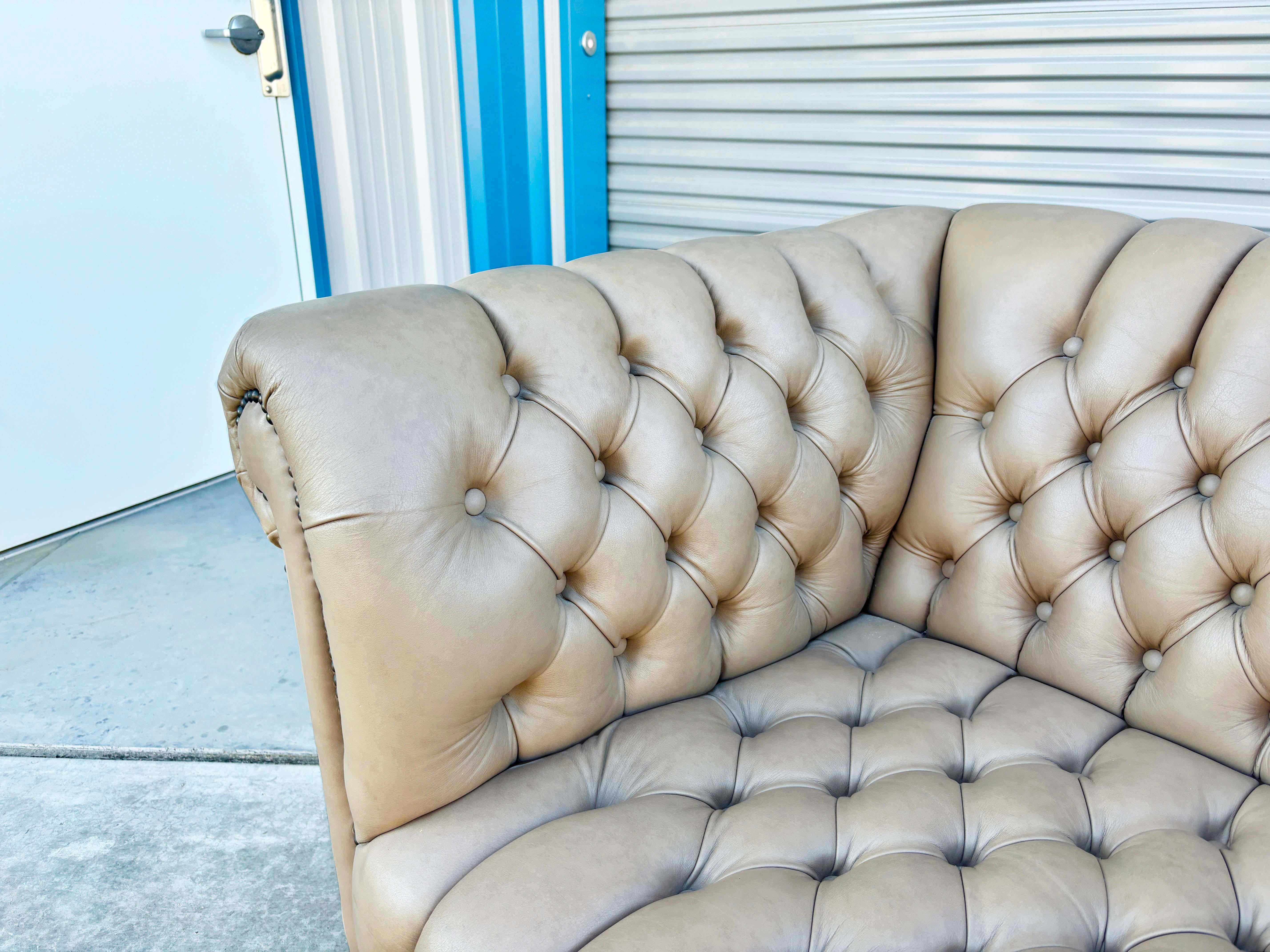 Loveseat Chesterfield de cuero vintage de los años 70 en Bueno estado para la venta en North Hollywood, CA