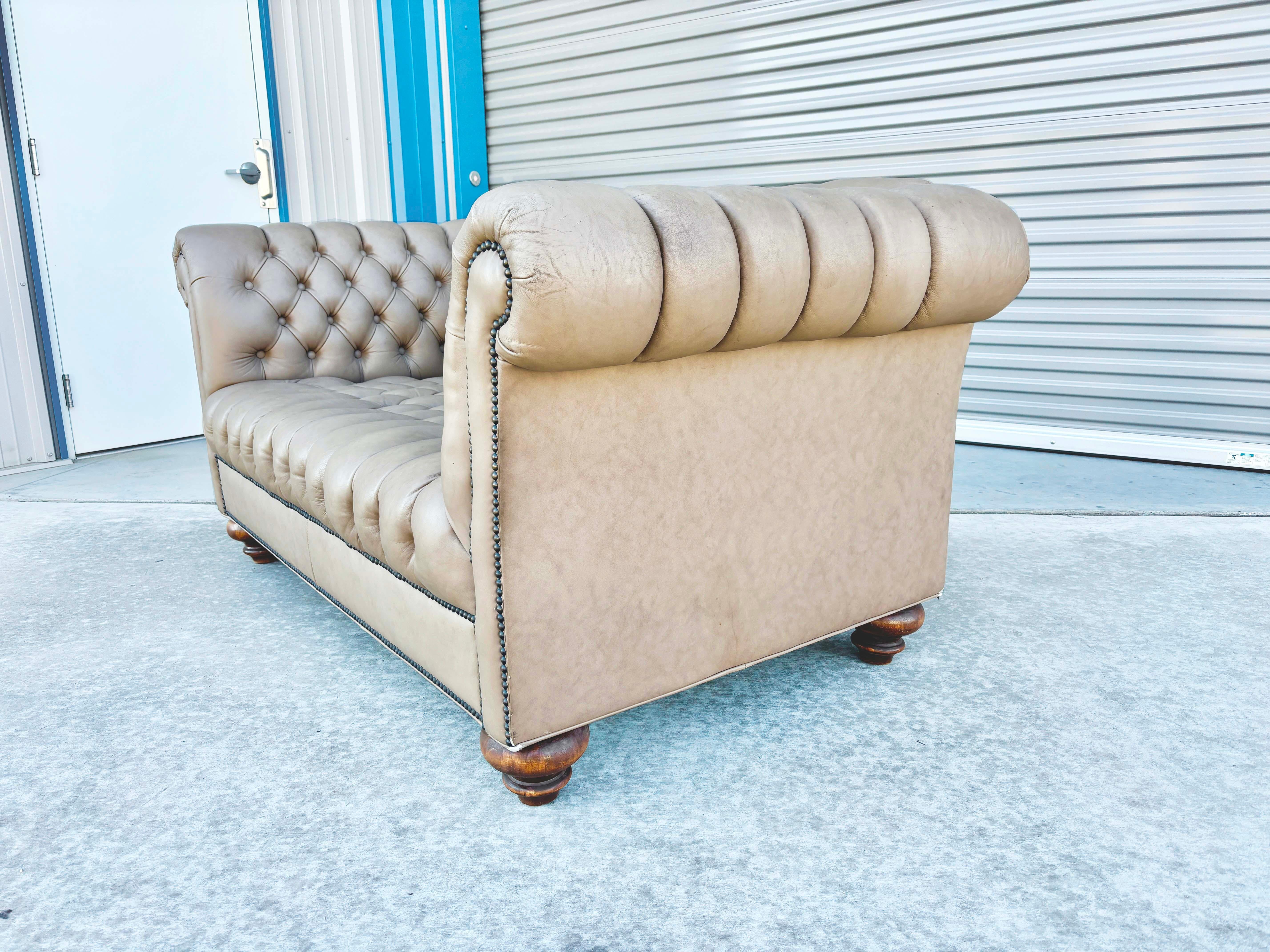 Loveseat Chesterfield de cuero vintage de los años 70 finales del siglo XX en venta