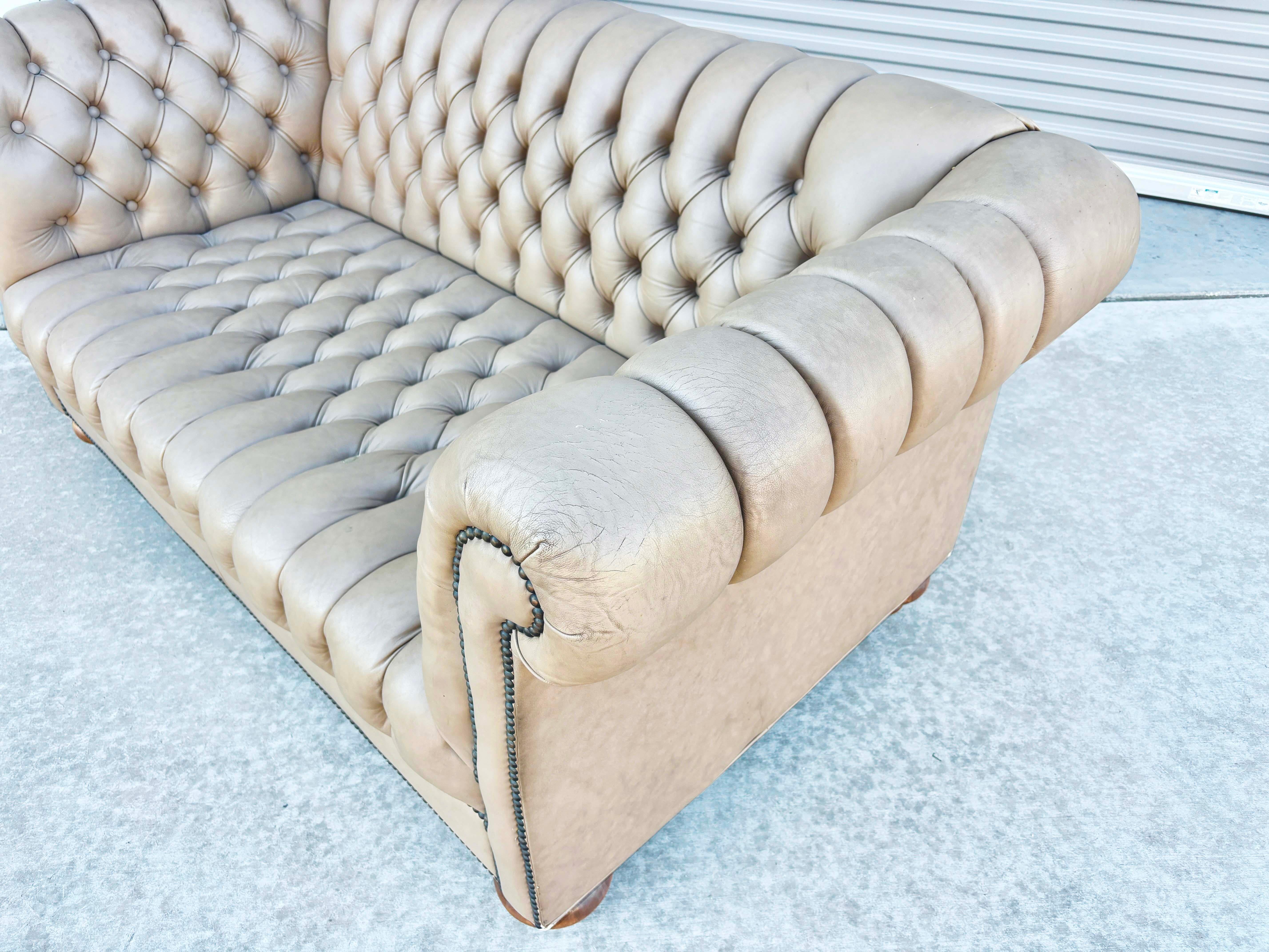 Loveseat Chesterfield de cuero vintage de los años 70 Cuero en venta