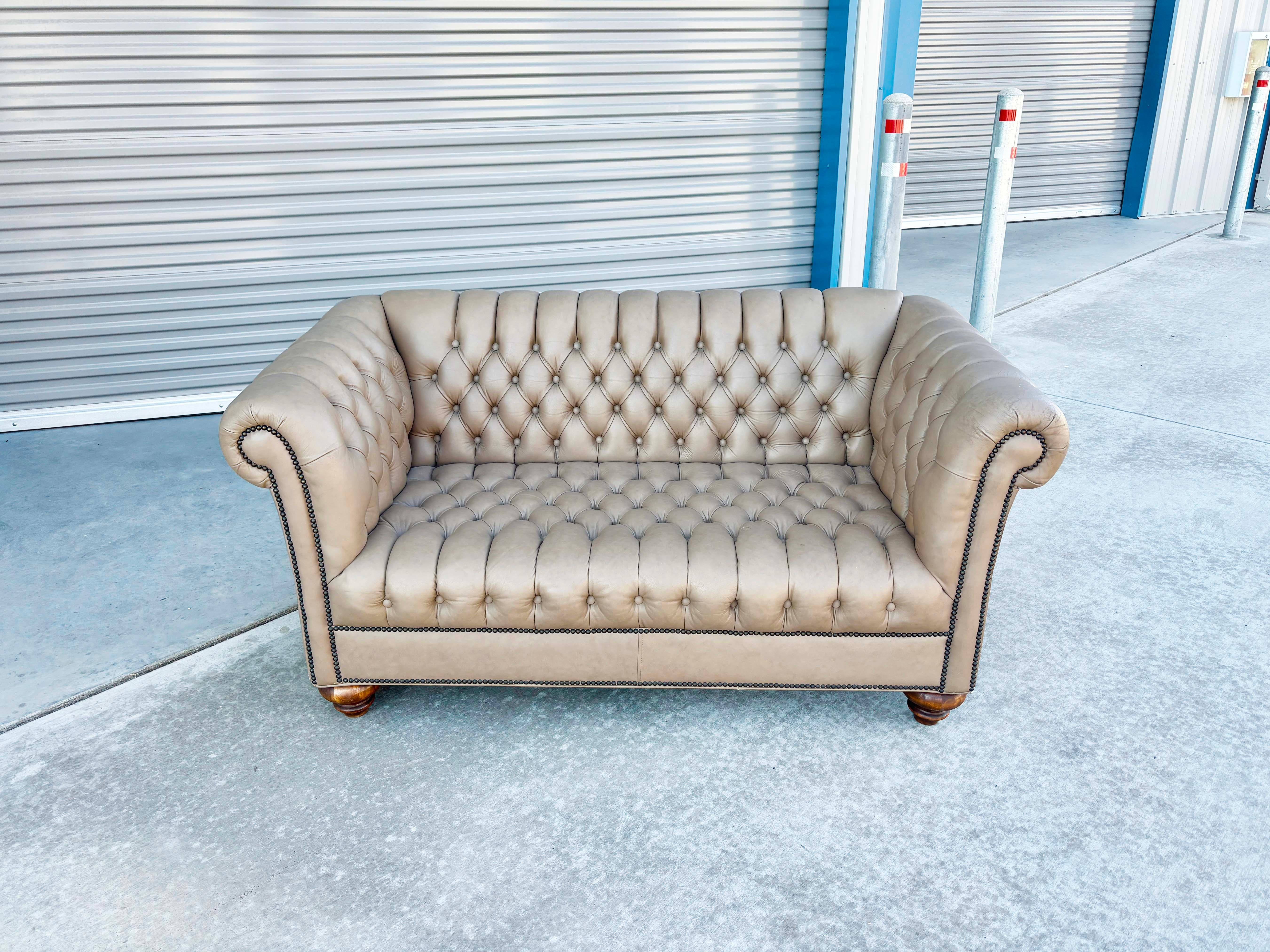 Loveseat Chesterfield de cuero vintage de los años 70 en venta 1