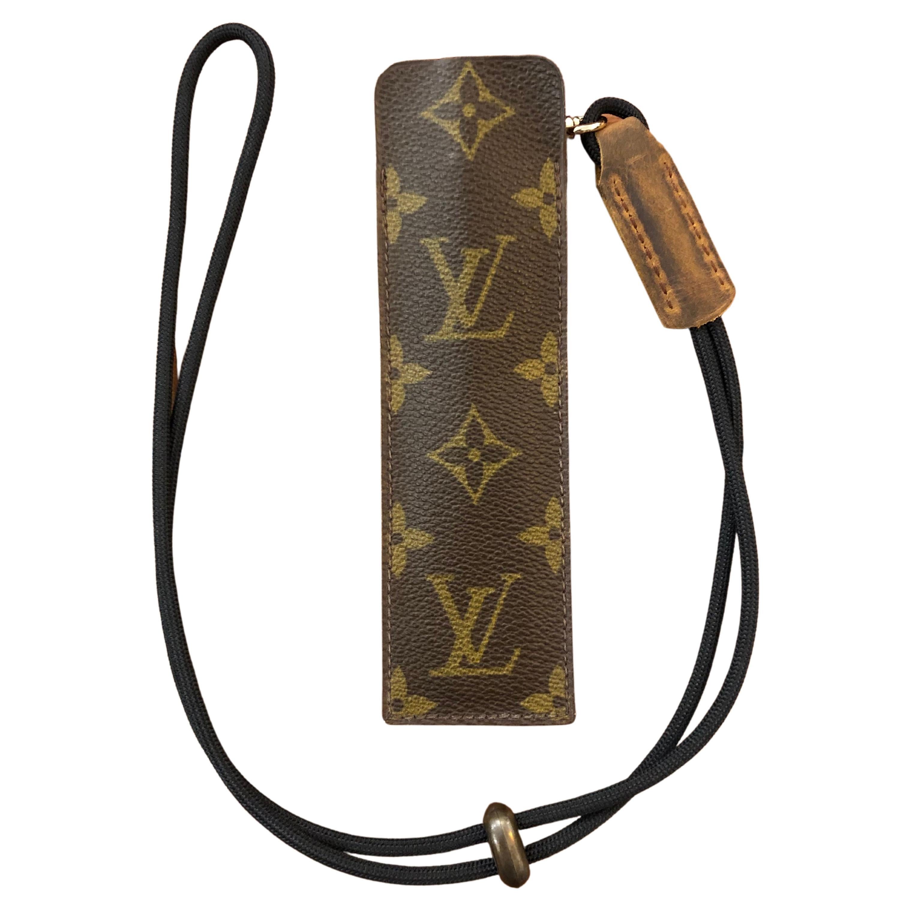 This vintage LOUIS VUITTON Etui Comb Case is crafted of LOUIS VUITTON monogram canvas lined with brown smooth leather. This LOUIS VUITTON was manufactured prior to 1982 and no date code was used. Measures approximately 6.1 x 1.75 inches. 

This