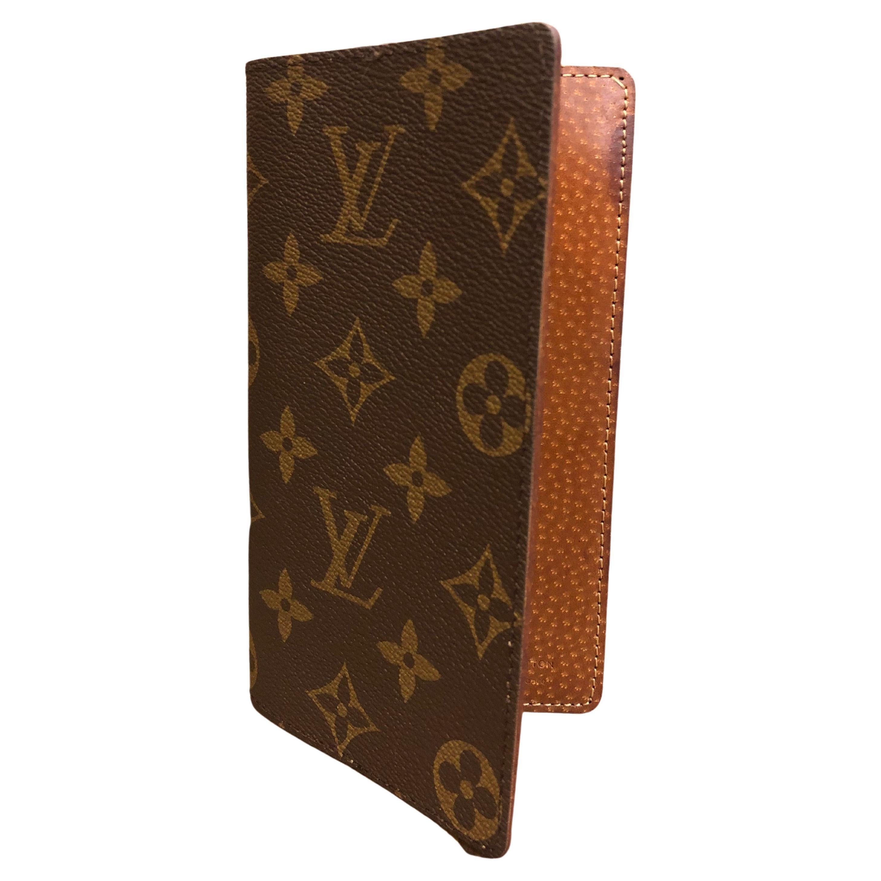 This vintage LOUIS VUITTON address telephone book is crafted of LOUIS VUITTON coated monogram canvas lined with pigskin leather. It comes with the original LV phone booklet (stained with visible wear). 

This LOUIS VUITTON was manufactured prior to