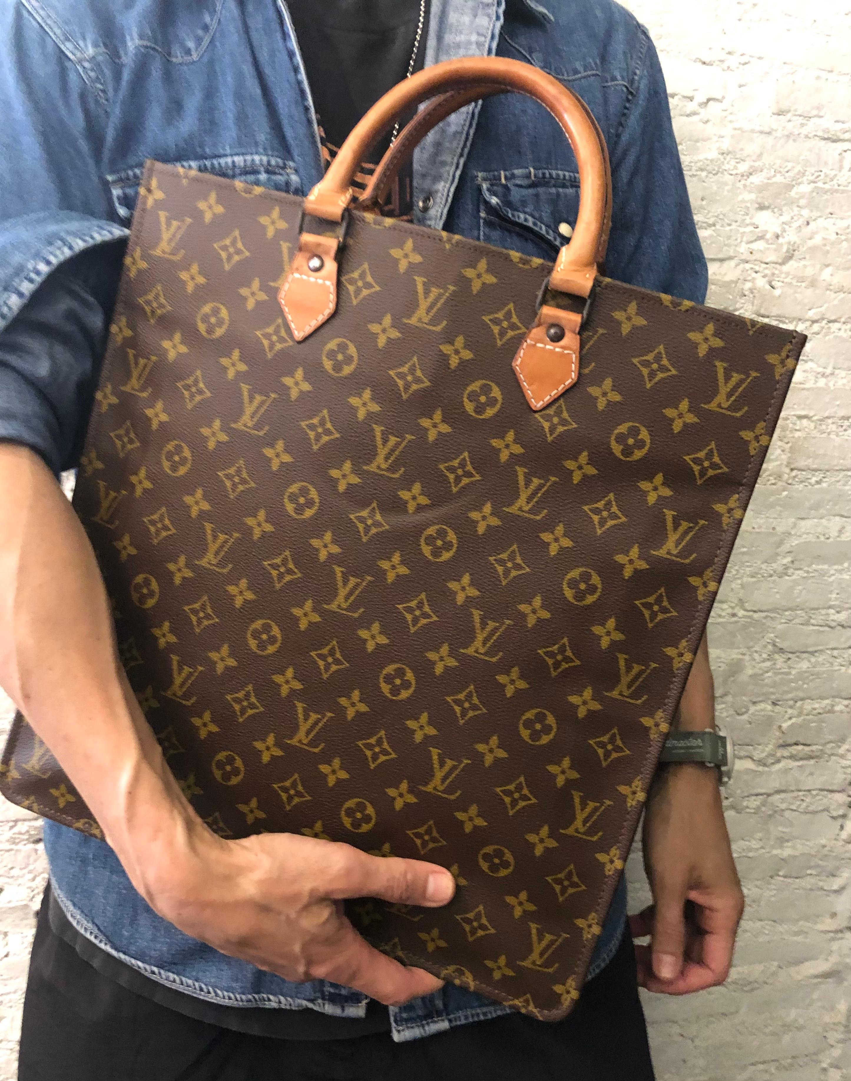 1970s Vintage LOUIS VUITTON Monogram Sac Plat Tote Bag  In Good Condition For Sale In Bangkok, TH
