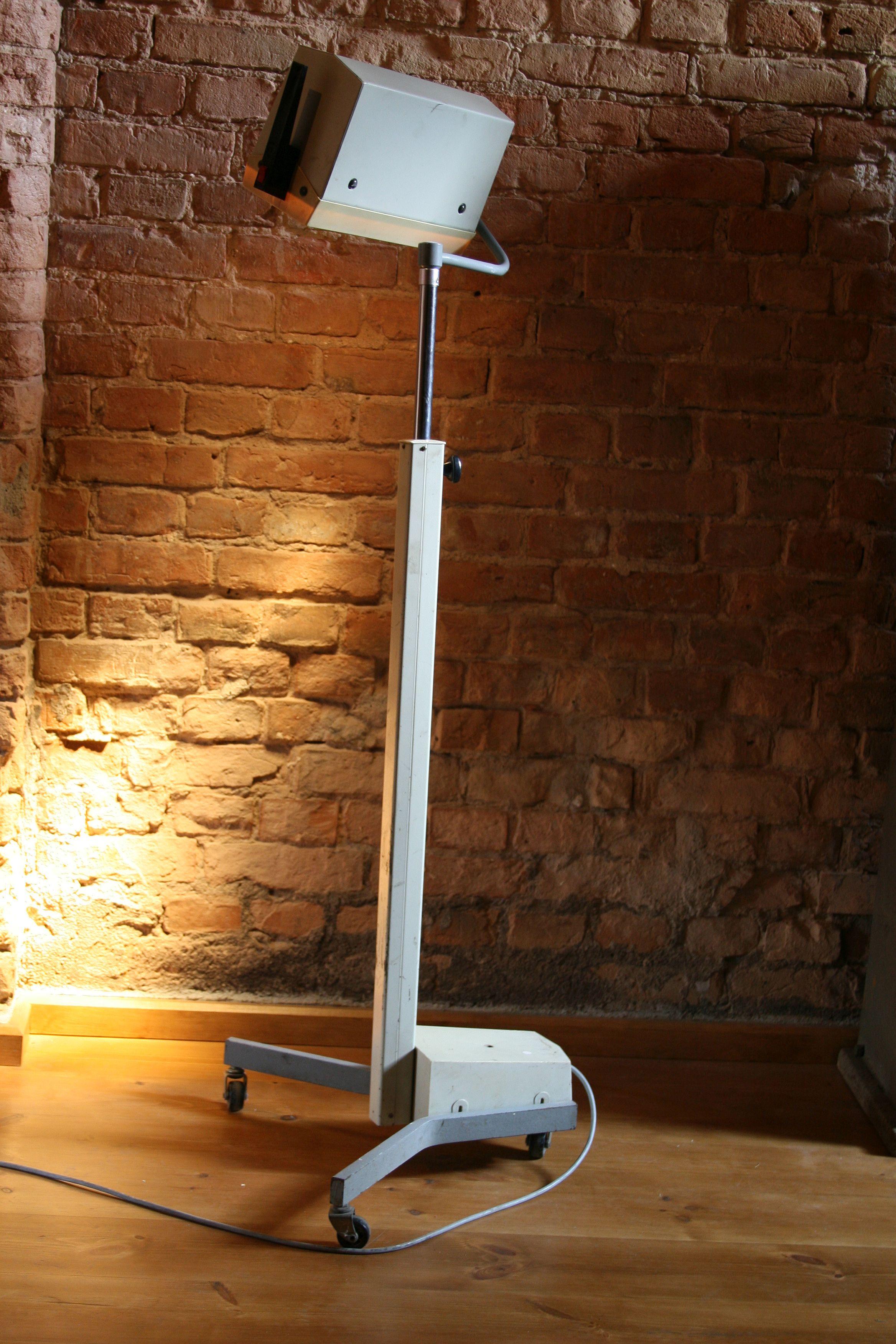 1970s Vintage Medical Operating Lamp Famed B 200 In Good Condition For Sale In Warsaw, PL