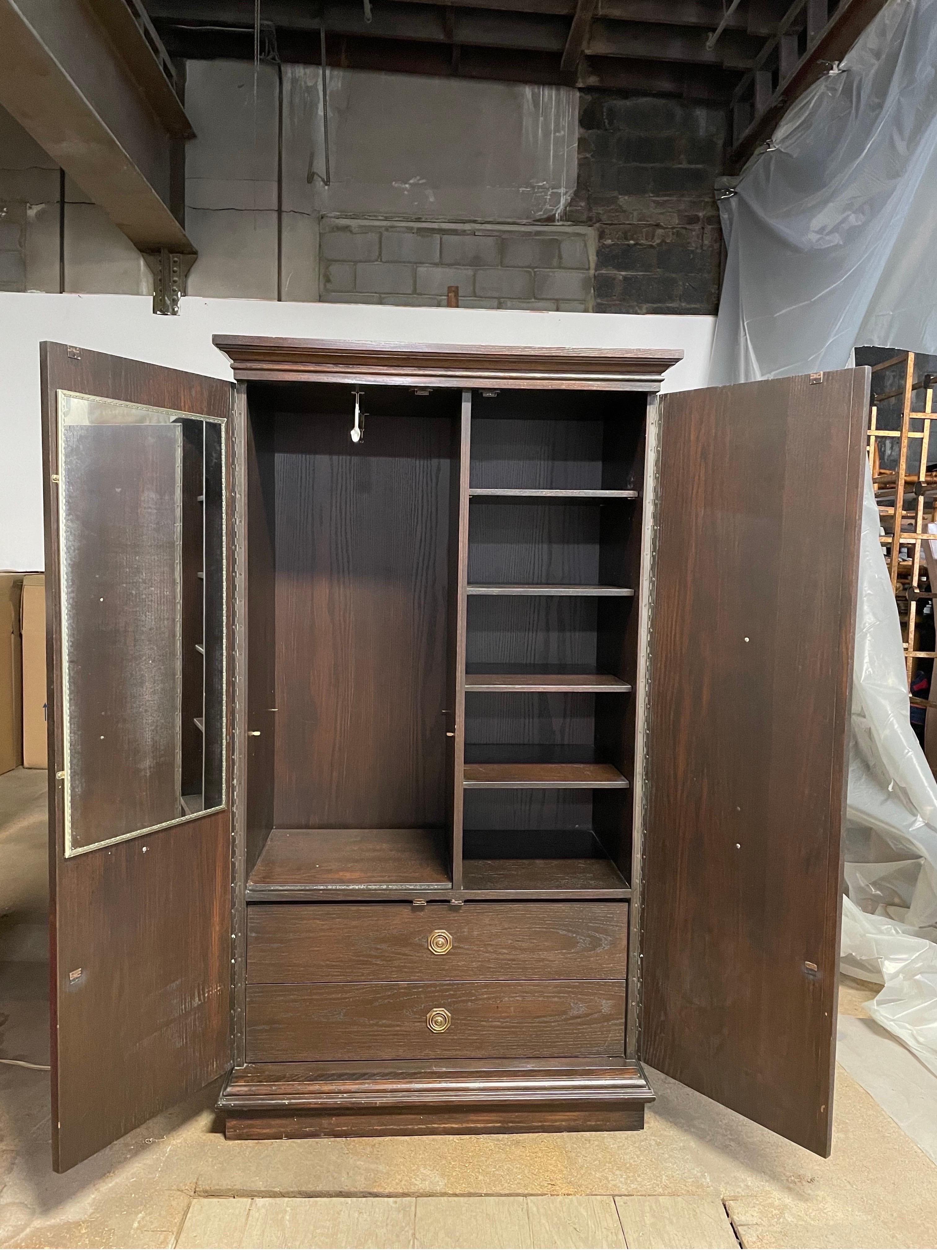 Néo-gothique Armoire coloniale espagnole méditerranéenne vintage des années 1970 en vente