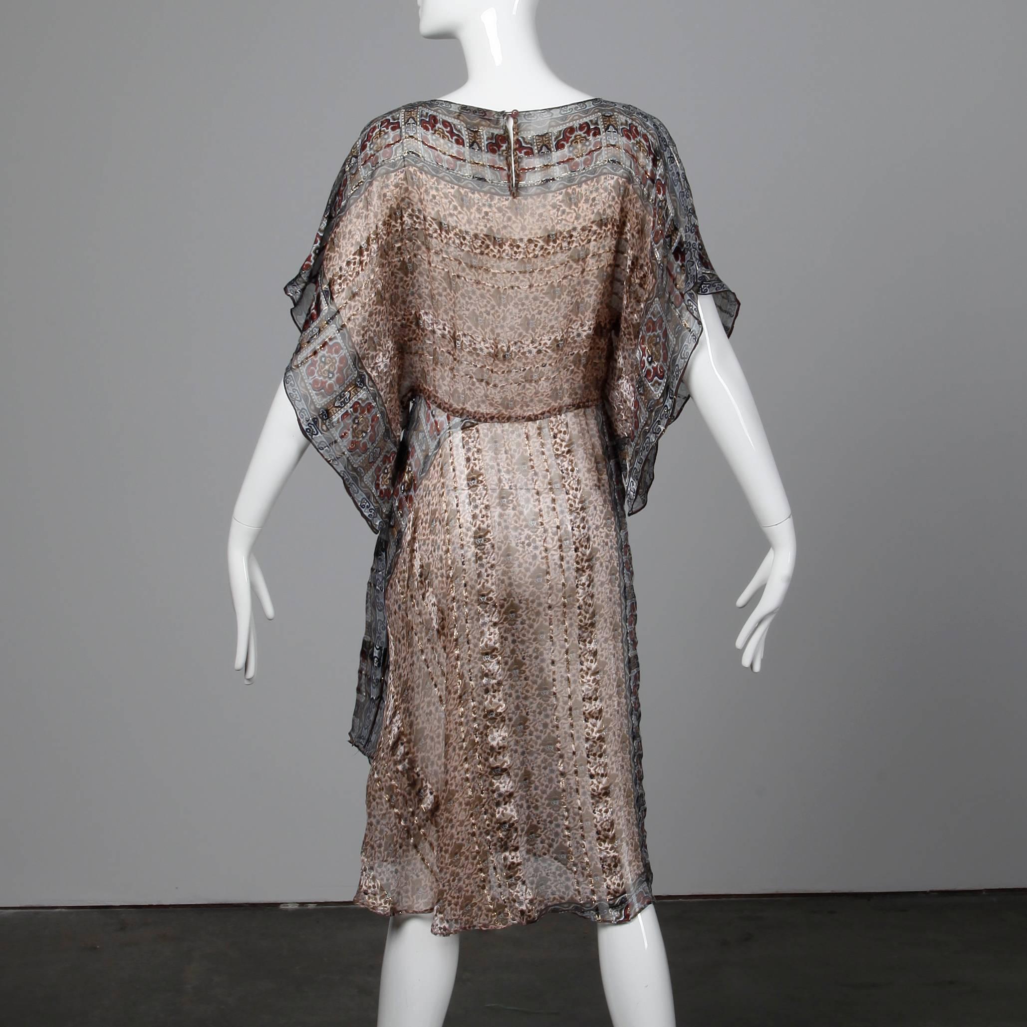 1970er Jahre Vintage Metallic Papier dünnes indisches Seidenkleid mit Fledermausmuster und Fledermausärmeln Damen im Angebot