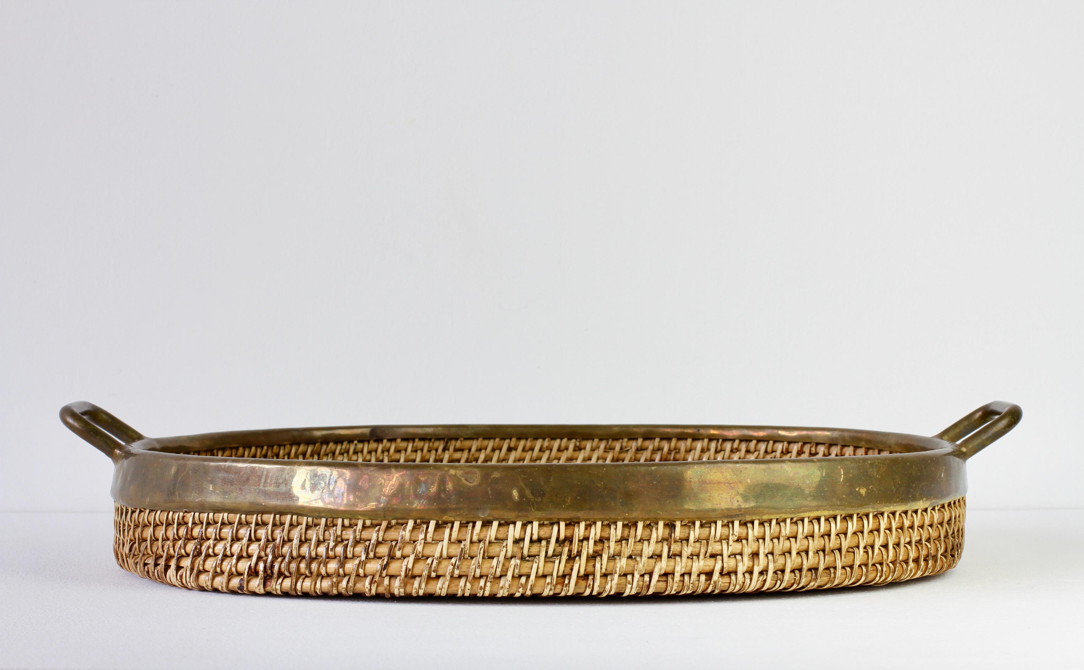 Large midcentury Hollywood Regency drinks tray, Stand, holder or serving platter made in Italy, circa 1970s. Made of bamboo and weaved / woven rattan with a polished brass rim detail and. carrying handles, which finishes the piece perfectly. A must
