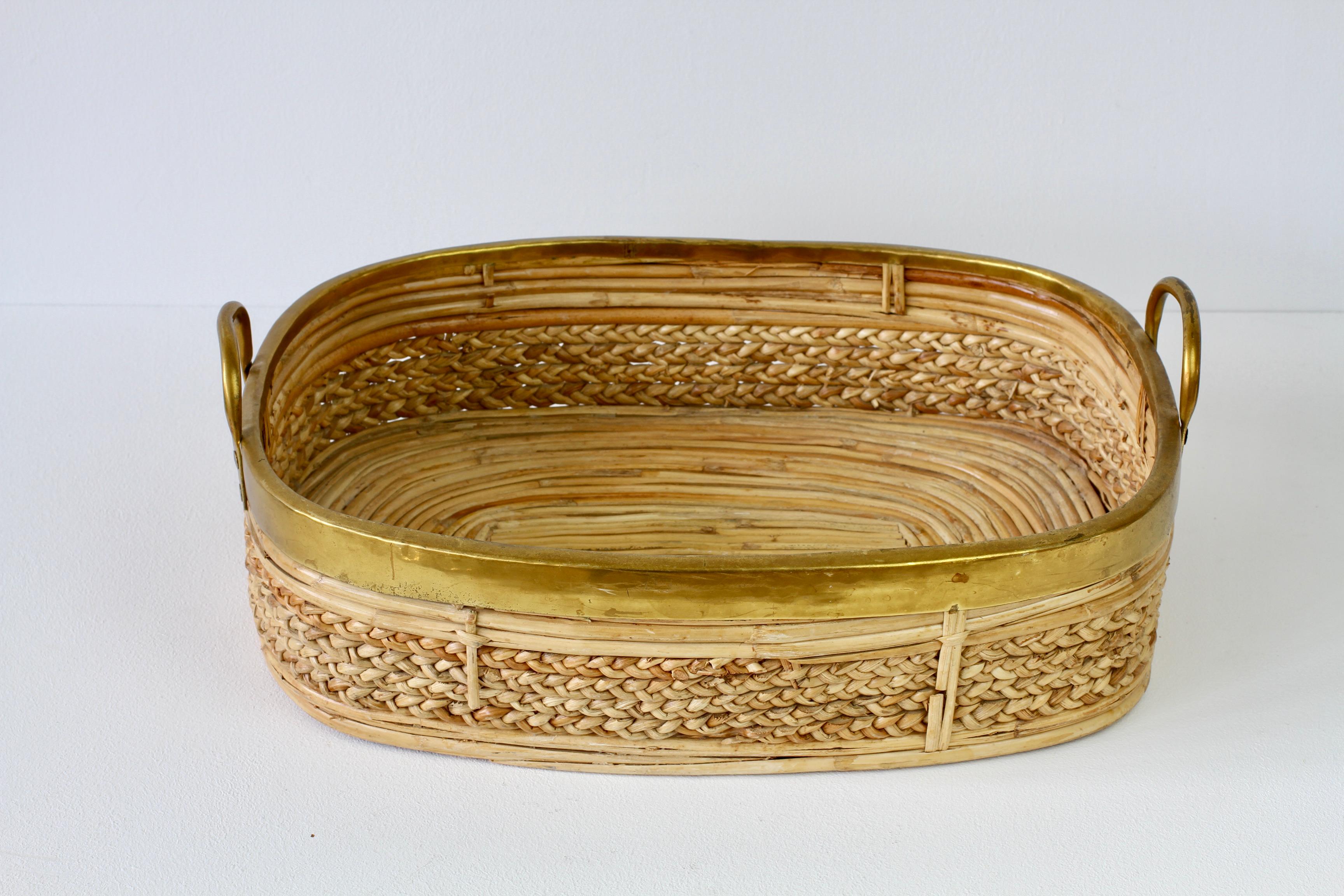 Large midcentury Hollywood Regency drinks tray, Stand, holder or serving platter made in Italy, circa 1970s. Made of bamboo and weaved / woven rattan with a polished brass rim detail and. carrying handles, which finishes the piece perfectly. A must
