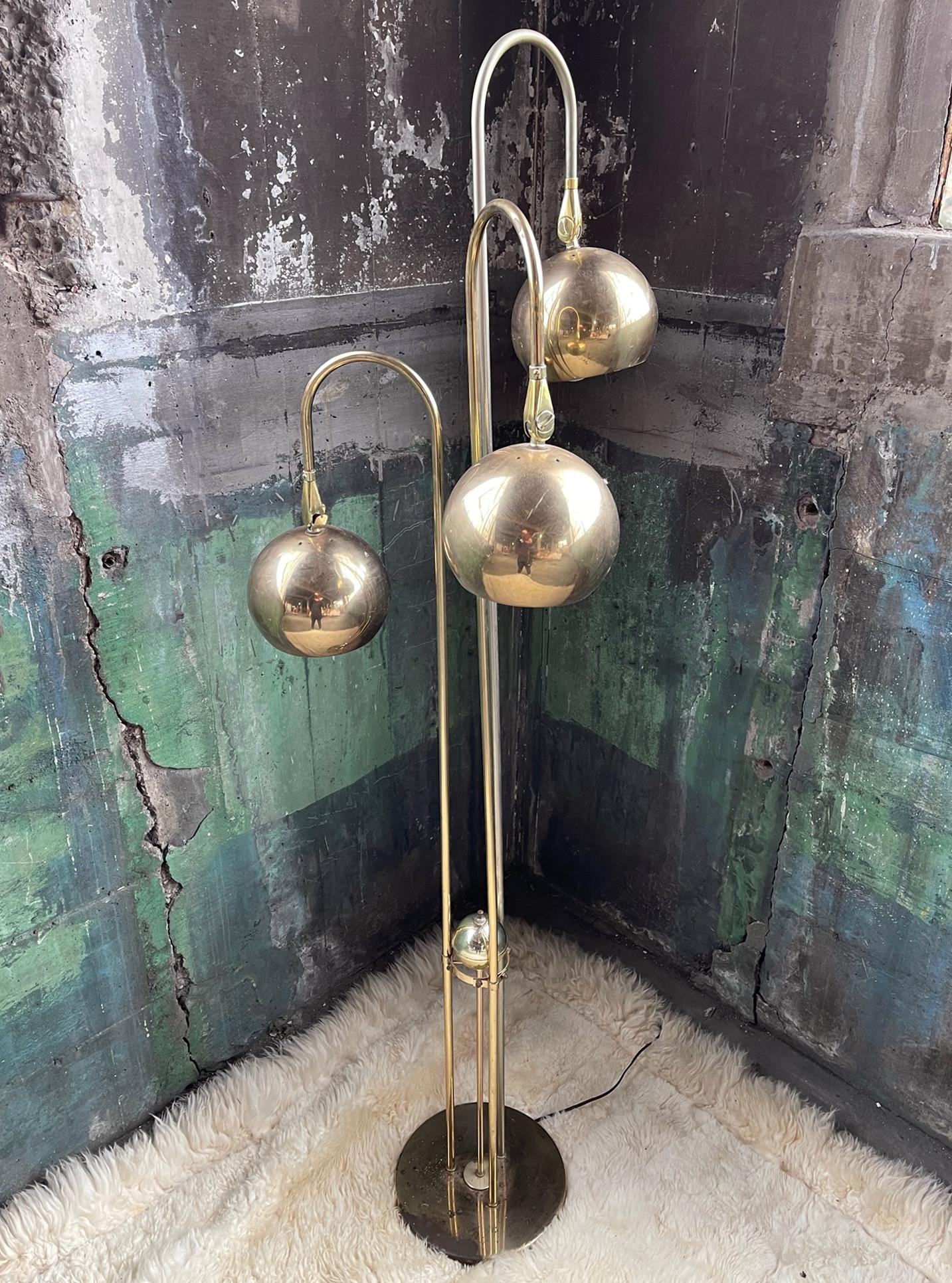 Incredible Postmodern statement piece, handsome floor lamp in brass attributed to Robert Sonneman.

Each light comes on with a separate click-- you can have one, two or three lights on at a time.

Rare to find a period piece brass waterfall floor