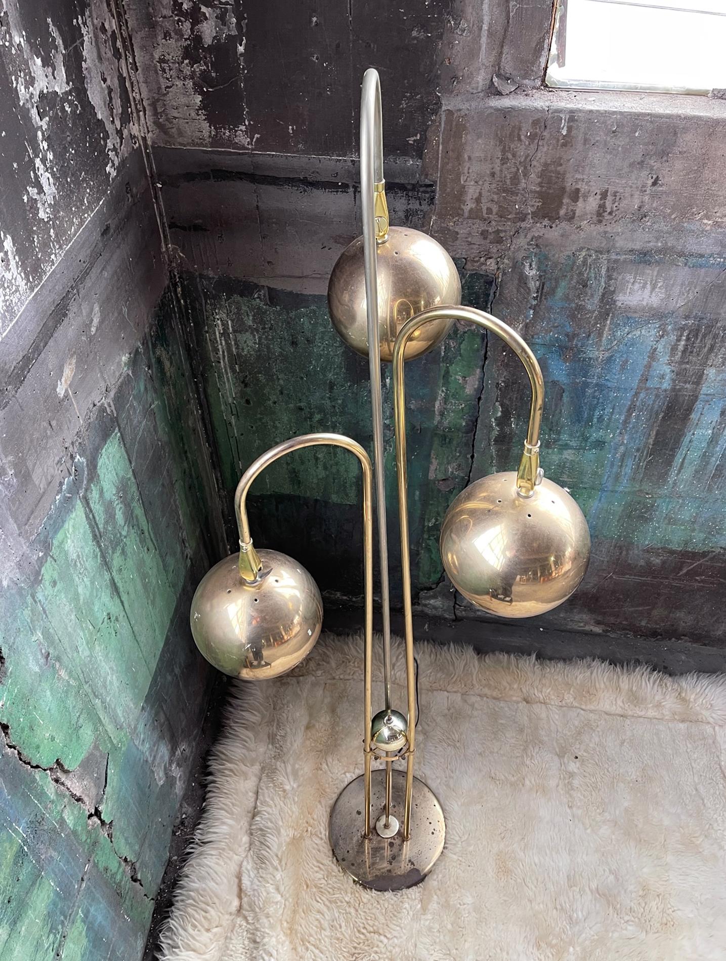 Post-Modern 1970s Vintage Mid-Century Modern Brass Waterfall 3 Light Eyeball Floor Lamp Attr For Sale