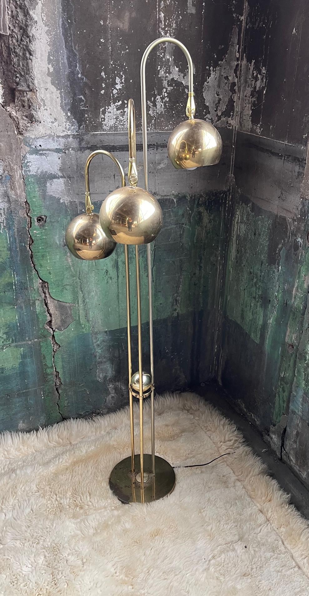 1970s Vintage Mid-Century Modern Brass Waterfall 3 Light Eyeball Floor Lamp Attr For Sale 1