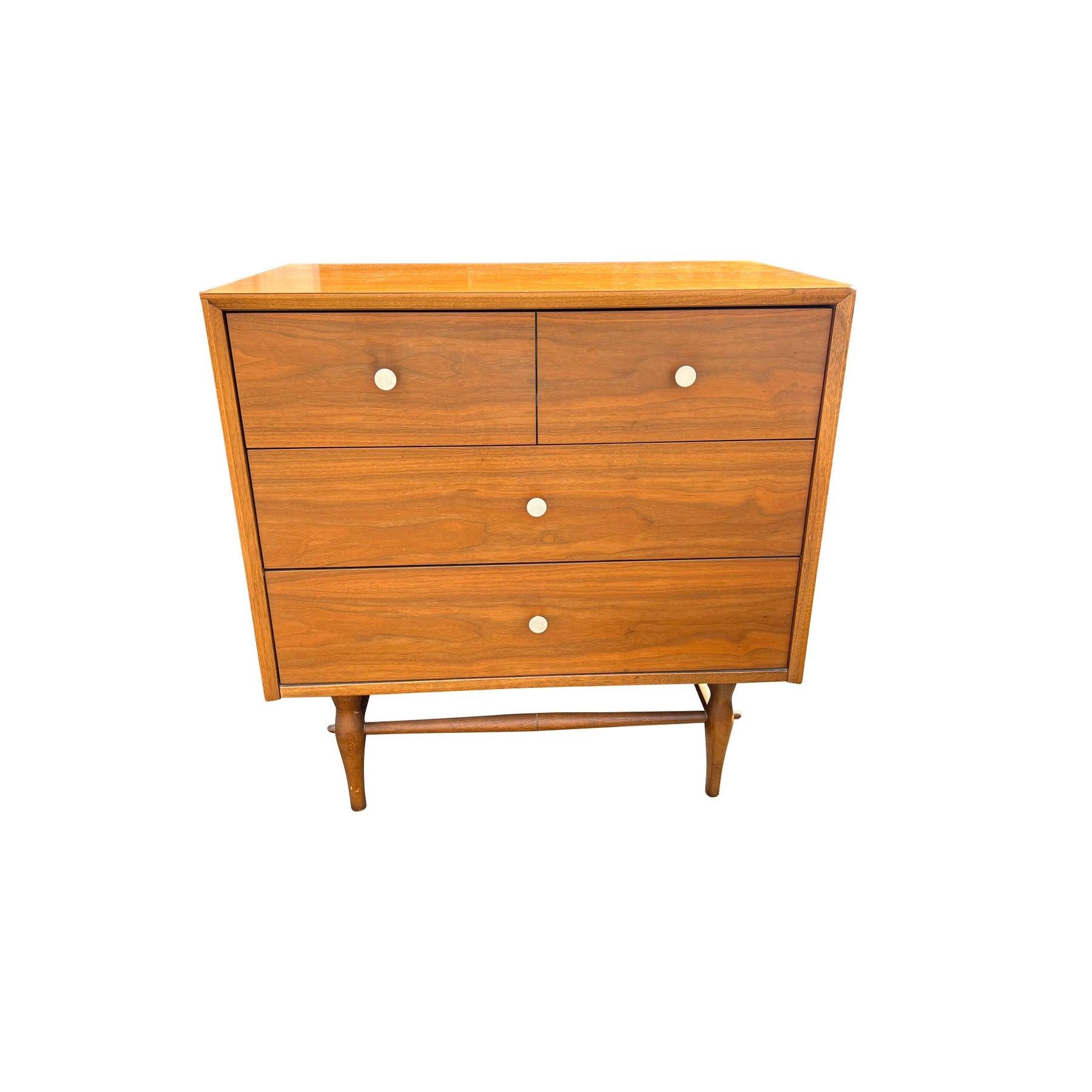 Vintage Mid-Century Modern Dresser/Credenza, Kipp Stewart Style !

Cette commode ou crédence vintage du milieu du siècle, qui rappelle les designs de By Design Modern, offre un mélange de style et de praticité dans une forme compacte. Avec ses