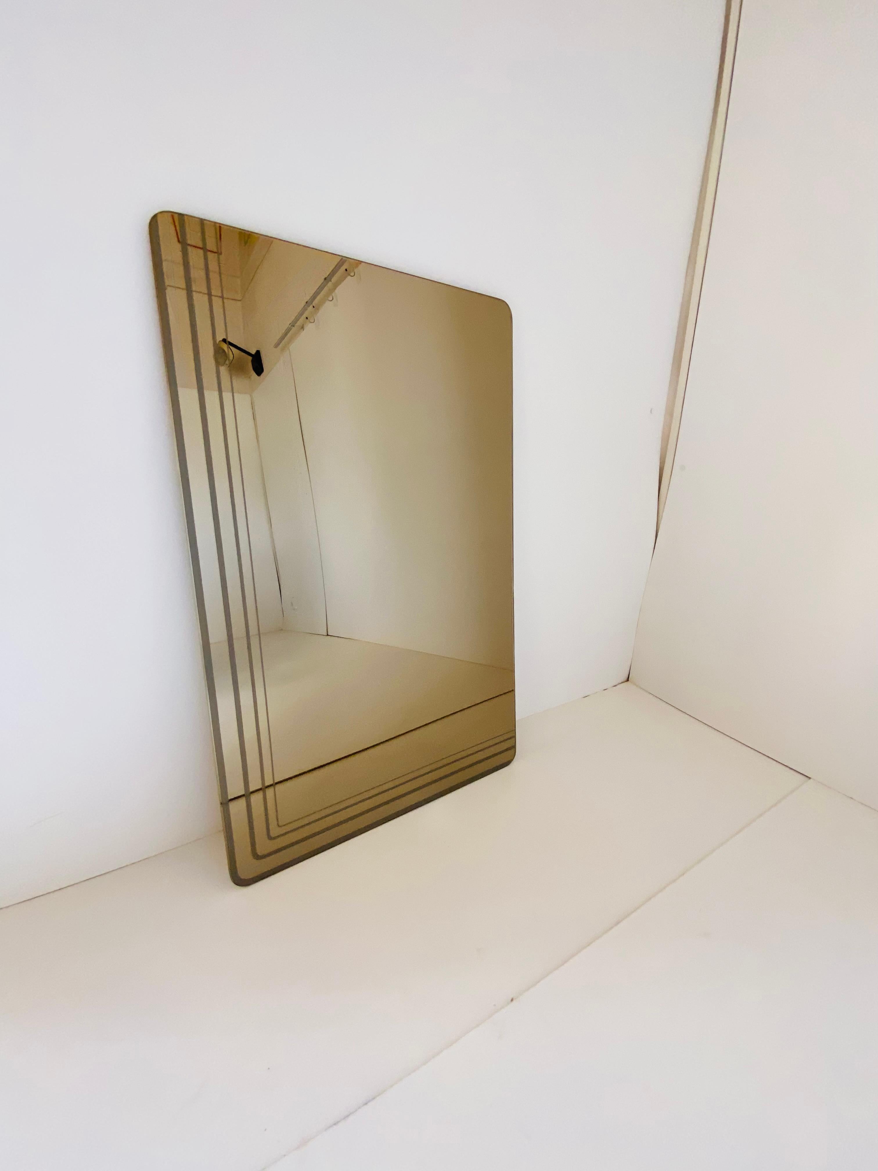 Midcentury Modern Minimal Rectangular Mirror, Italy 1970's

Vintage minimalist rectangular mirror in space age Style. Manufactured in Italy in the 1970 's 
1970s vintage minimal wall mirror. Rectangular shaped with beautiful stripe on the glass. In