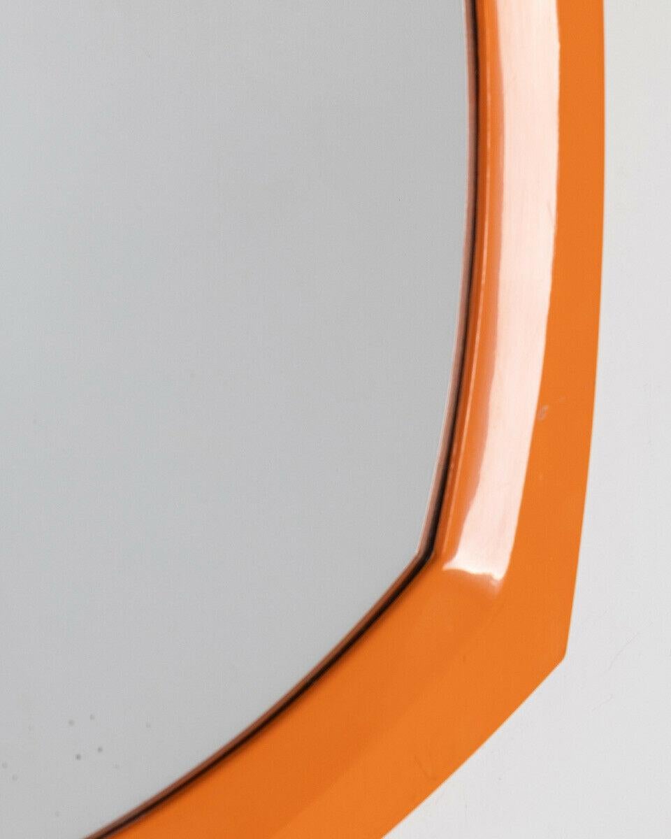 Wall mirror with orange plastic frame, 1970s.

CONDITIONS: In good condition, it may show slight signs of wear due to time.

DIMENSIONS: Height 63 cm; Width 63 cm; Length 5 cm

MATERIALS: Plastic and Glass

YEAR OF PRODUCTION: 1970s.