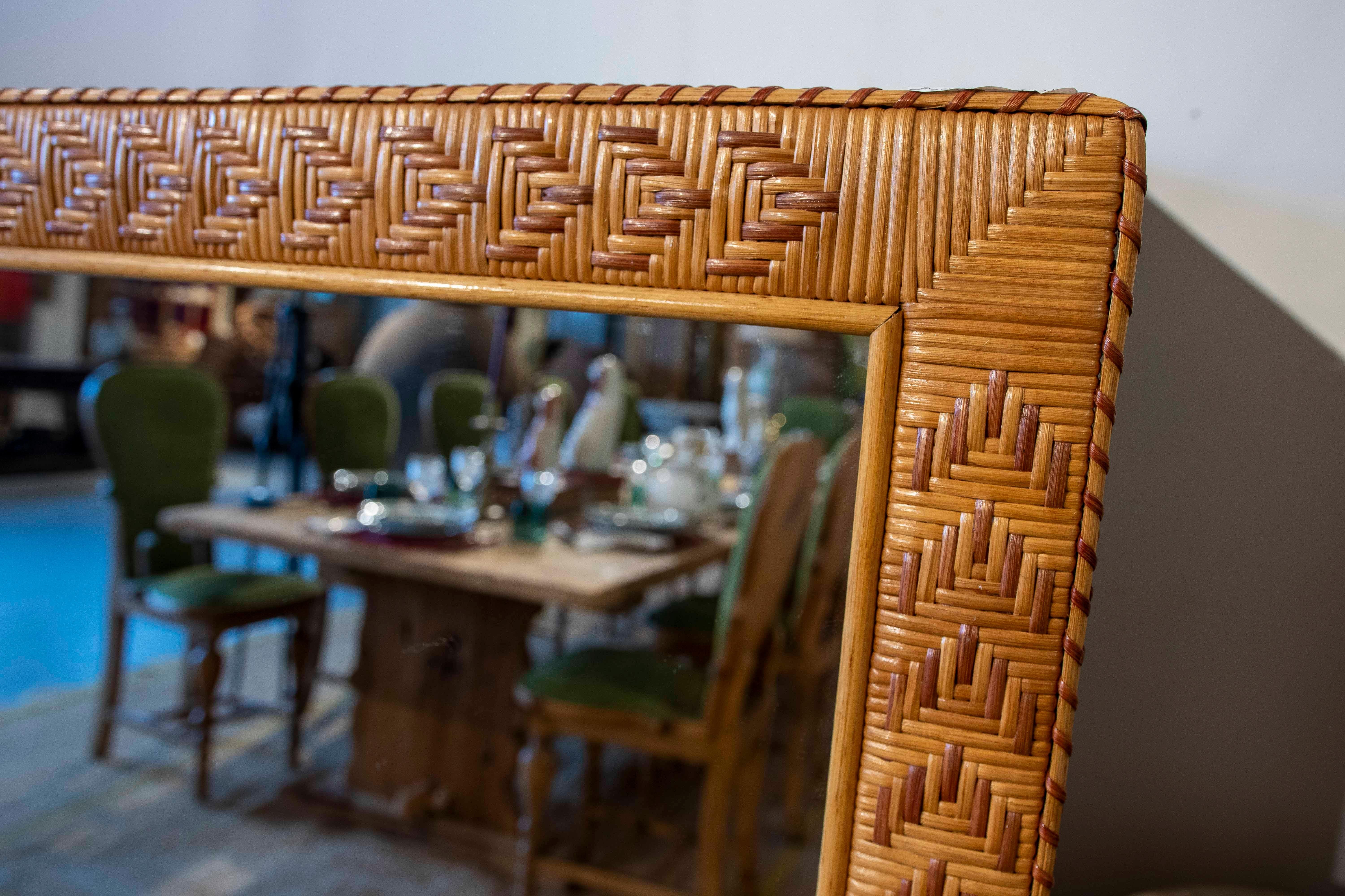 Espagnol Miroir vintage des années 1970 avec cadre en rotin tissé à la main en vente