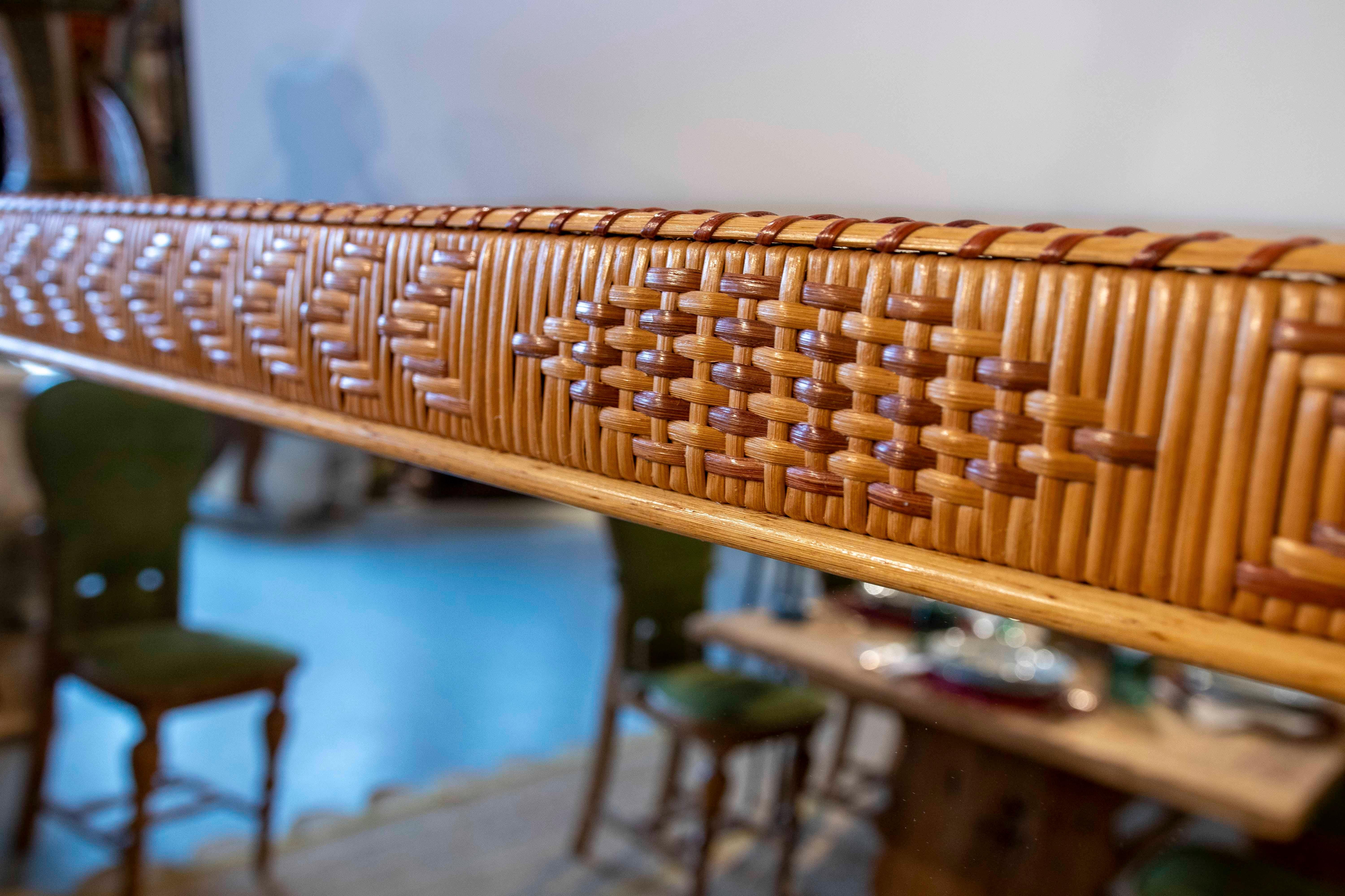 Miroir vintage des années 1970 avec cadre en rotin tissé à la main Bon état - En vente à Marbella, ES