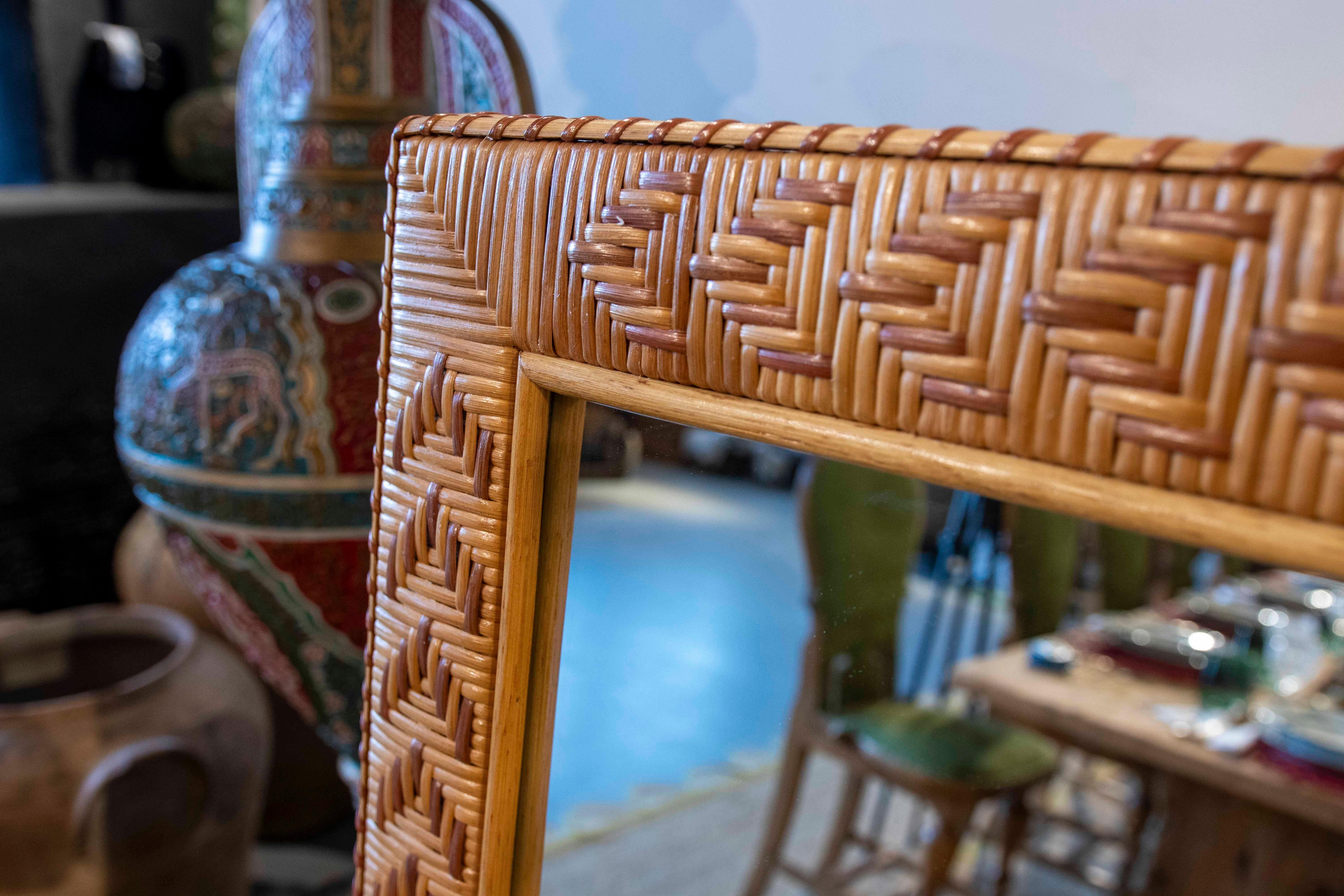 20ième siècle Miroir vintage des années 1970 avec cadre en rotin tissé à la main en vente