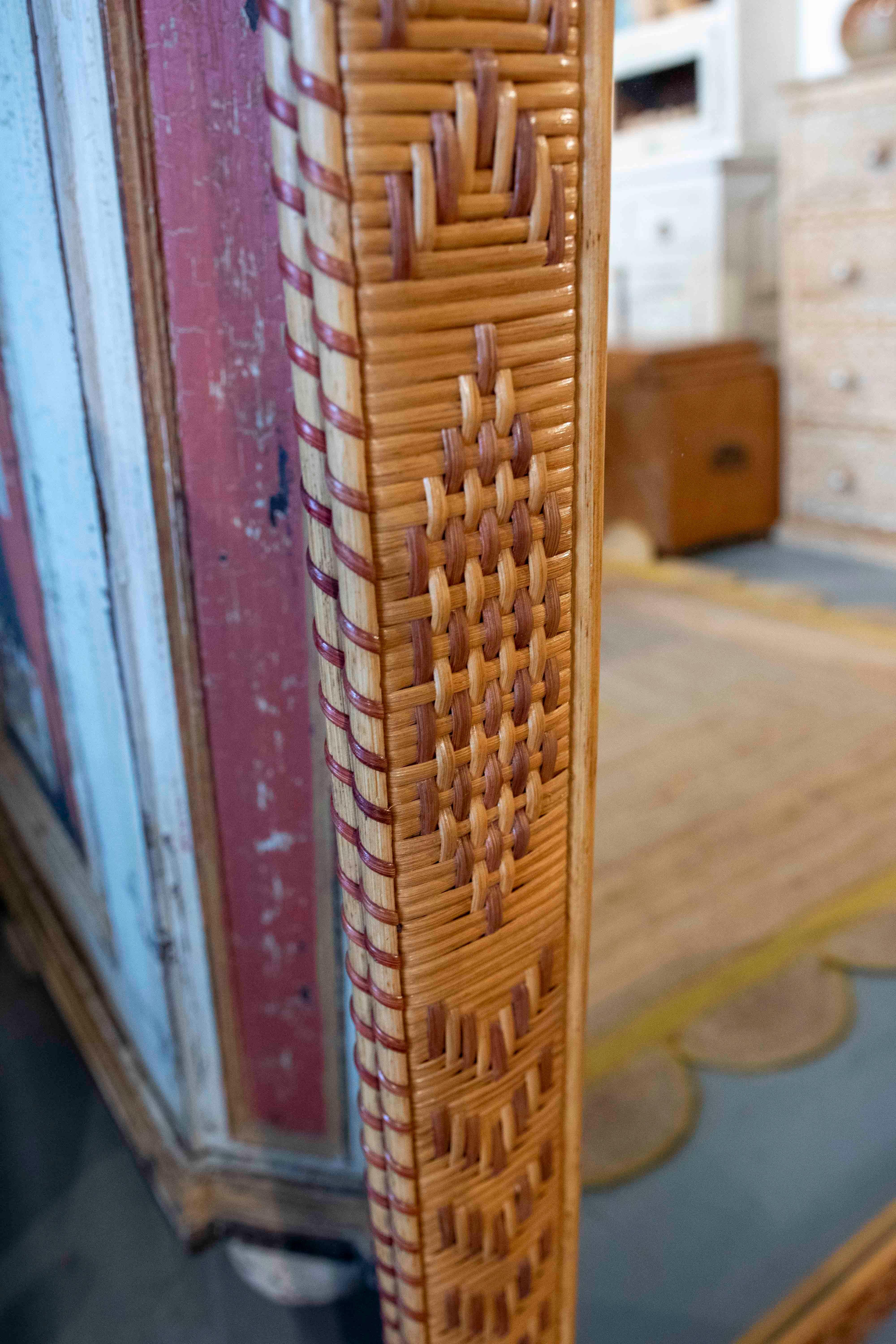 Miroir vintage des années 1970 avec cadre en rotin tissé à la main en vente 1