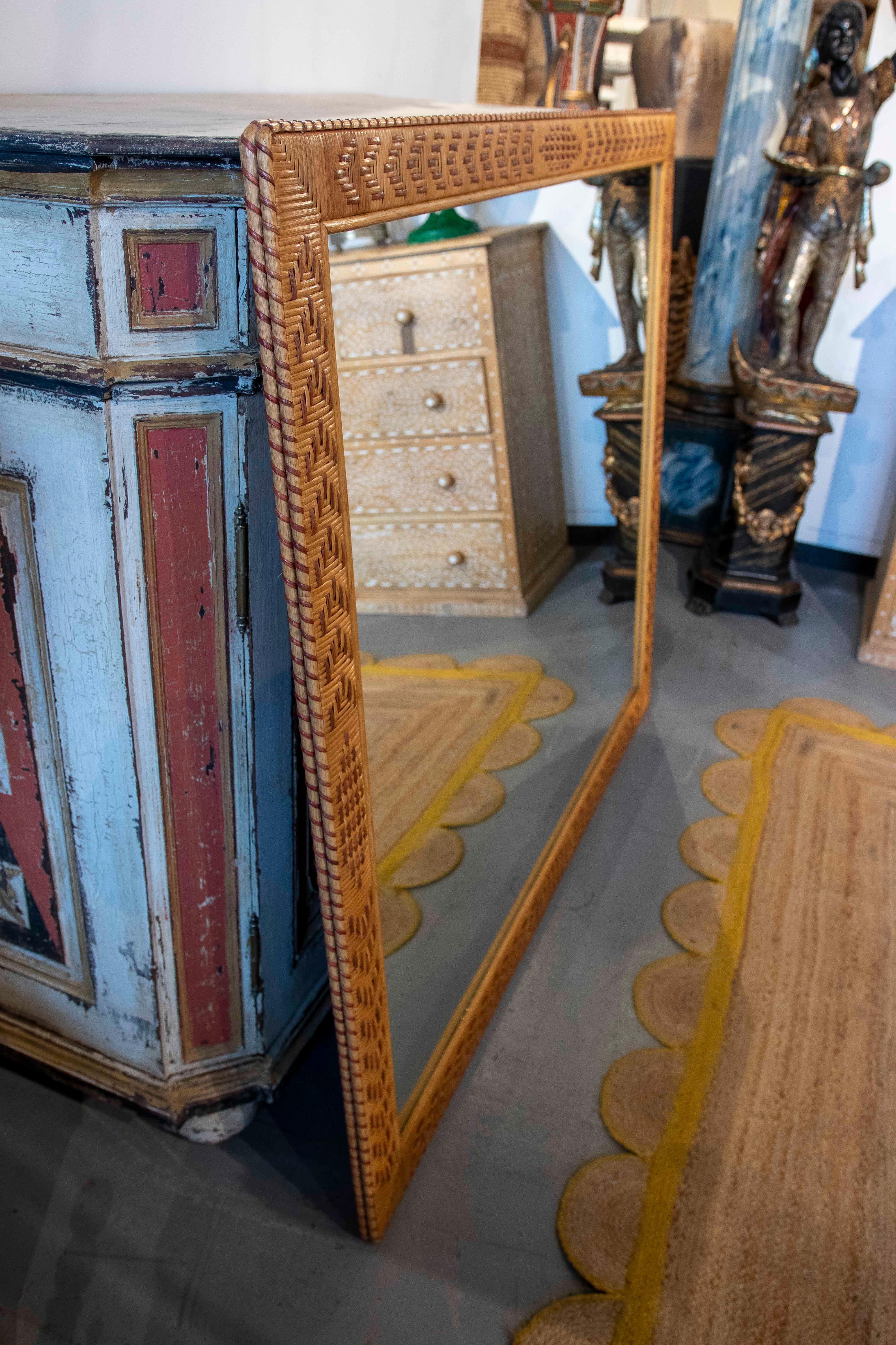 Miroir vintage des années 1970 avec cadre en rotin tissé à la main en vente 2