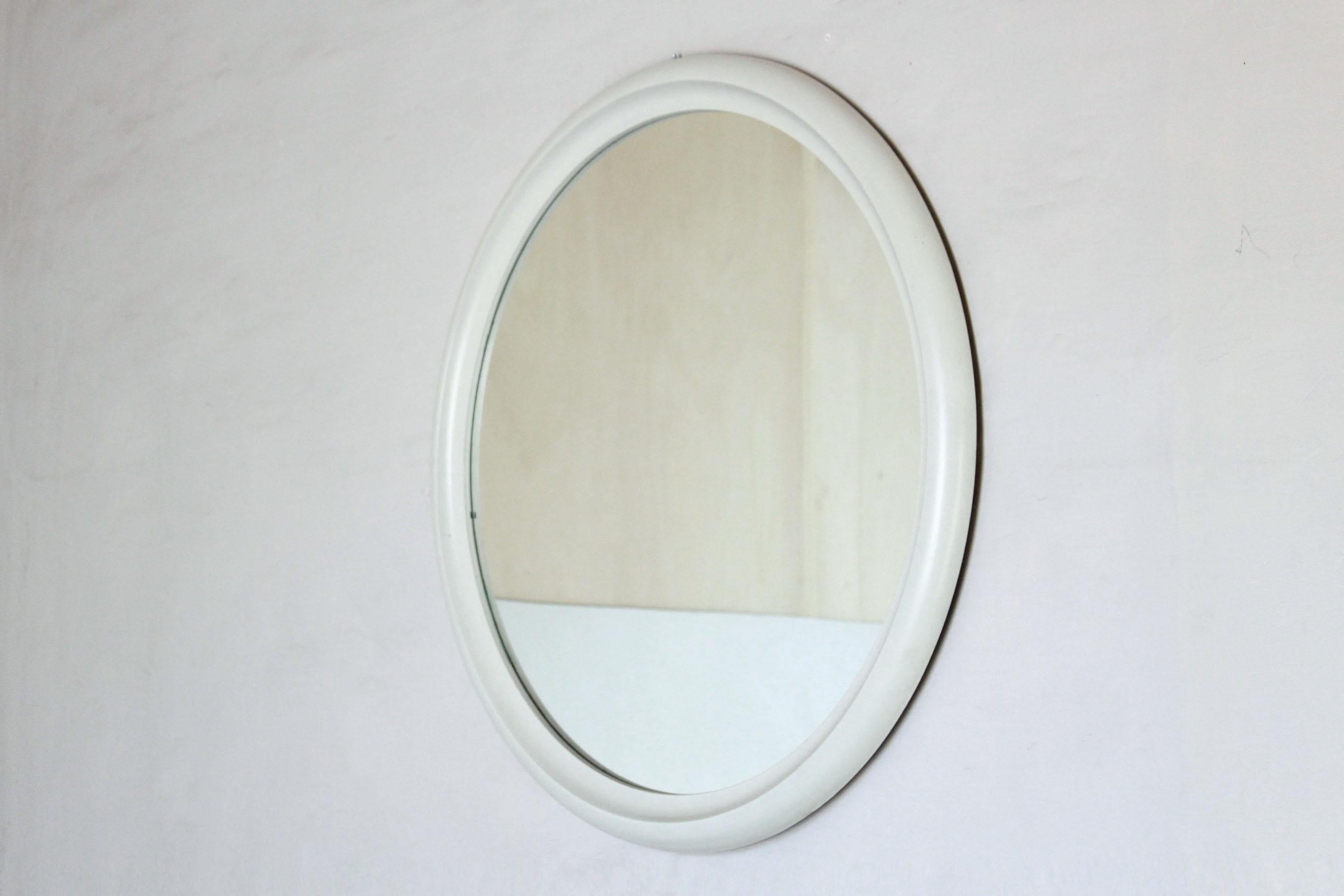 A 1970s vintage round mirror with white lacquered wood frame. In very good conditions with only few signs of time.