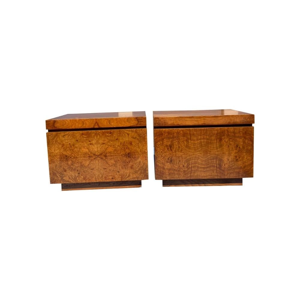 Tables de chevet modernes en loupe Vintage par Milo Baughman pour Lane s - Une paire

Cette élégante paire de tables de nuit/tables d'appoint vintage, conçue par le célèbre Milo Baughman pour Lane Furniture, allie un design moderne à une