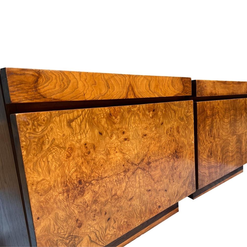 Bois Paire de tables de nuit modernes en loupe des années 1970 par Milo Baughman pour Lane en vente