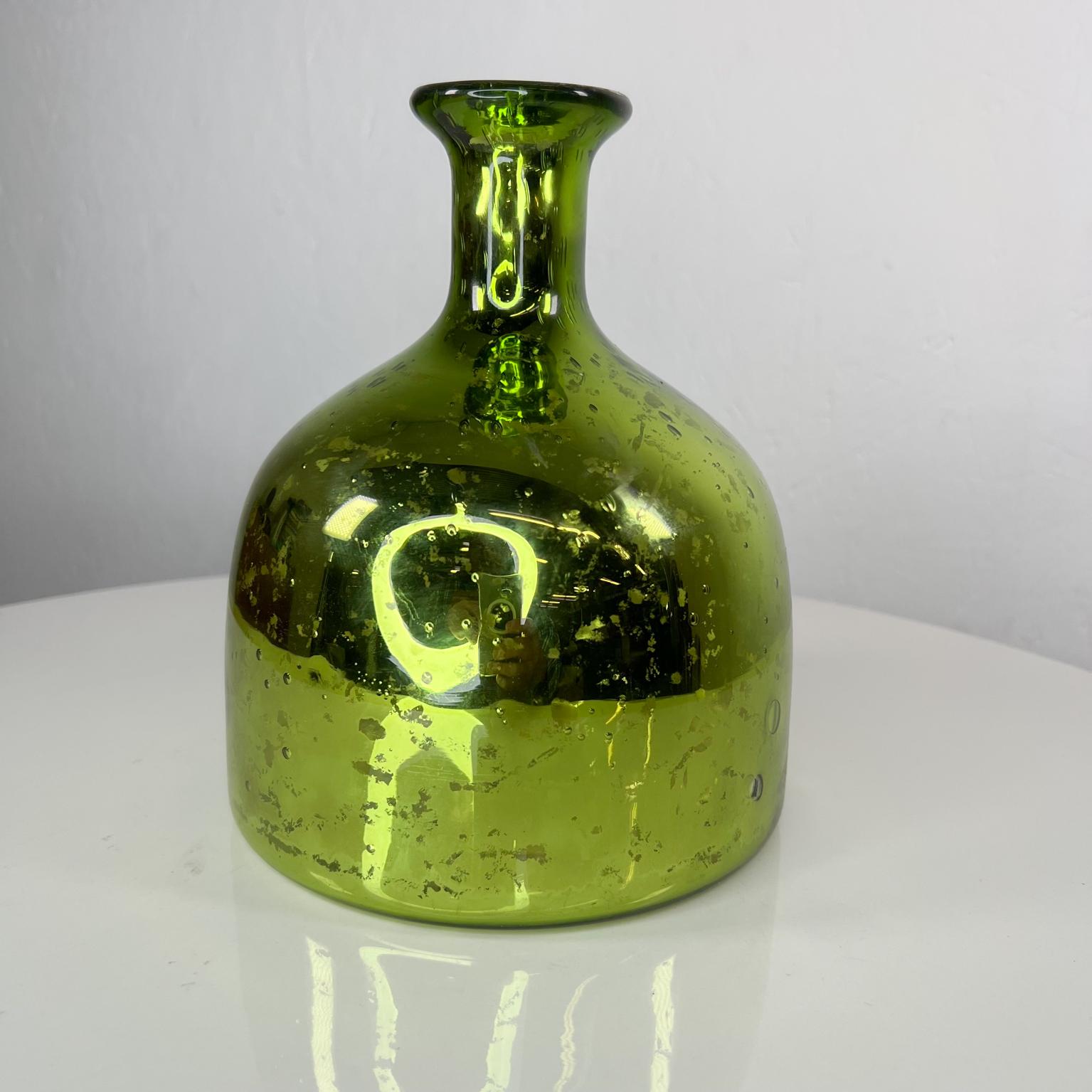 Vintage Modern grüne Vase in Mercury Glas
Maße: 7,88 hoch x 6,5 Durchmesser 
Originaler Vintage-Zustand. Gebrauchte unrestaurierte Abnutzung vorhanden.
Bilder überprüfen.