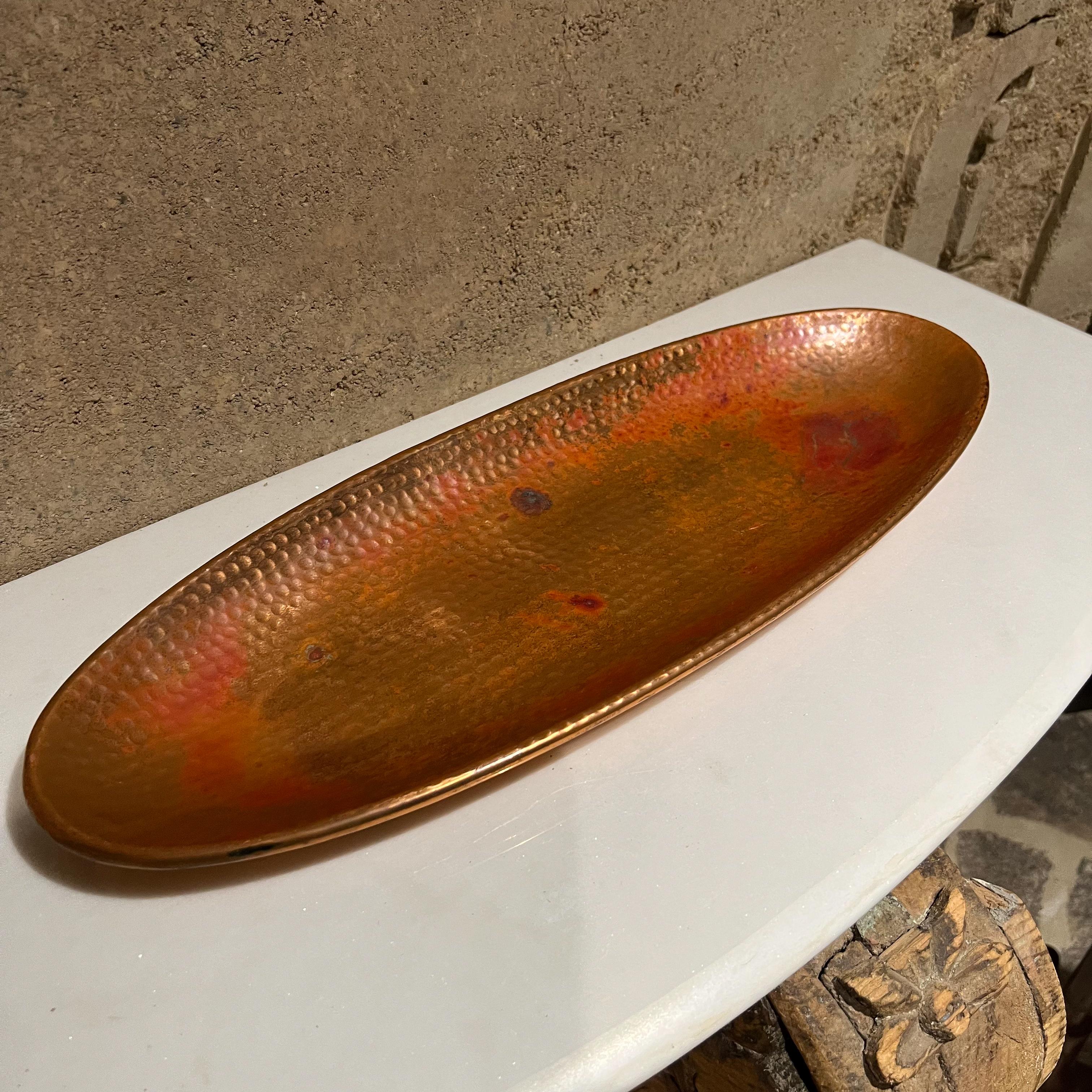 1970s Modern Hammered Copper Decorative Dish Serving Tray Oval Platter In Good Condition In Chula Vista, CA