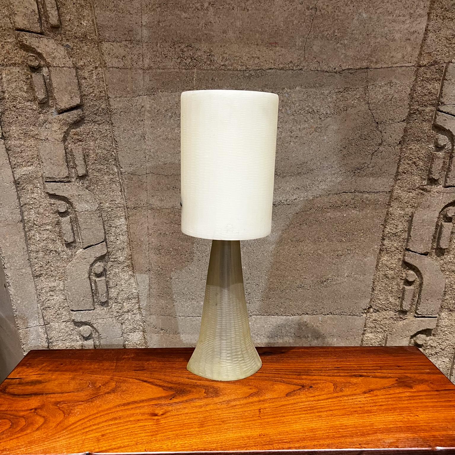 Lampe de table en résine des années 1970 Midcentury Modern Vintage
18,75 h x 6,25 diamètre
État vintage d'origine.
Reportez-vous aux images fournies.