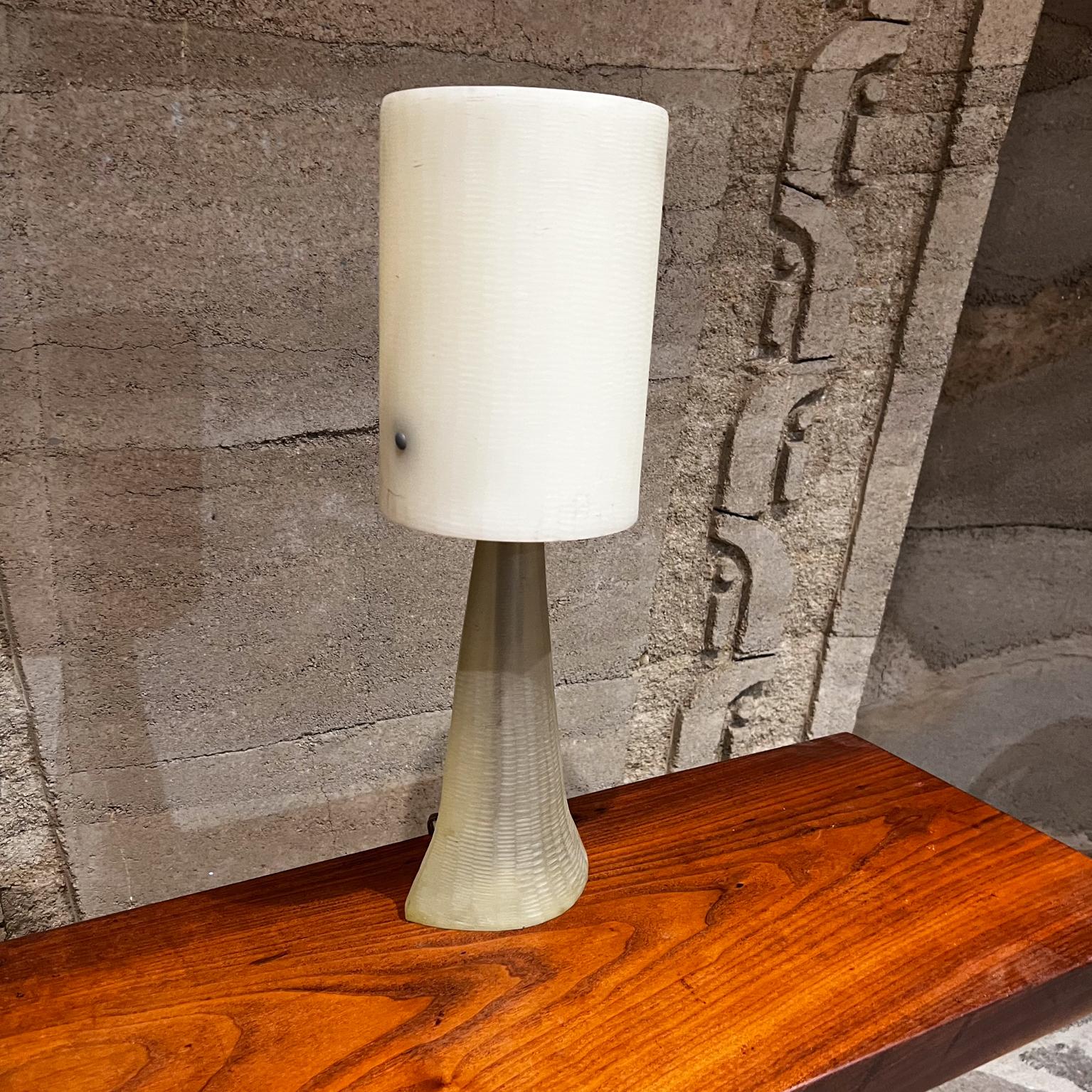 Mid-Century Modern 1970s Vintage Modern Resin Table Lamp (lampe de table en résine) en vente