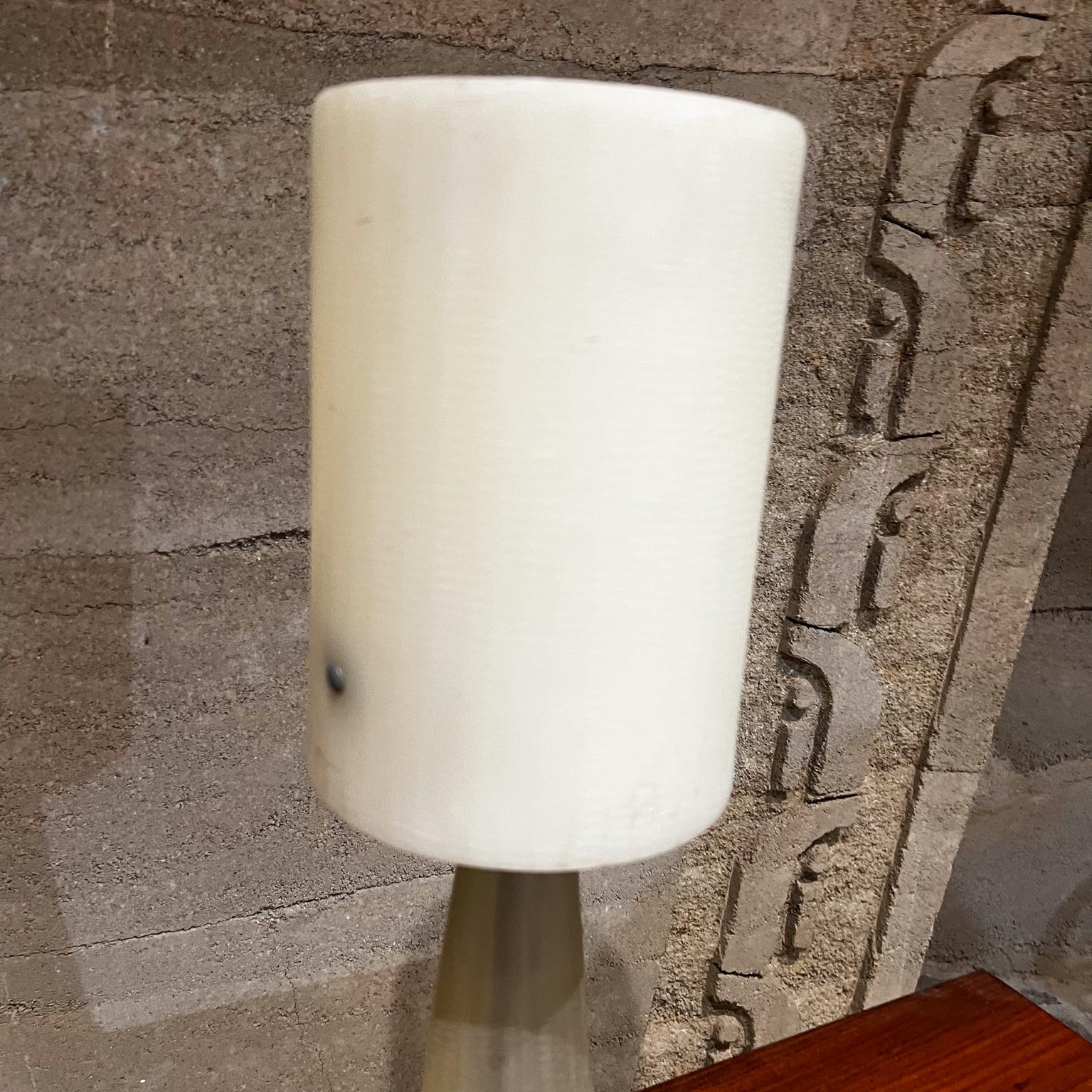 1970s Vintage Modern Resin Table Lamp In Good Condition For Sale In Chula Vista, CA