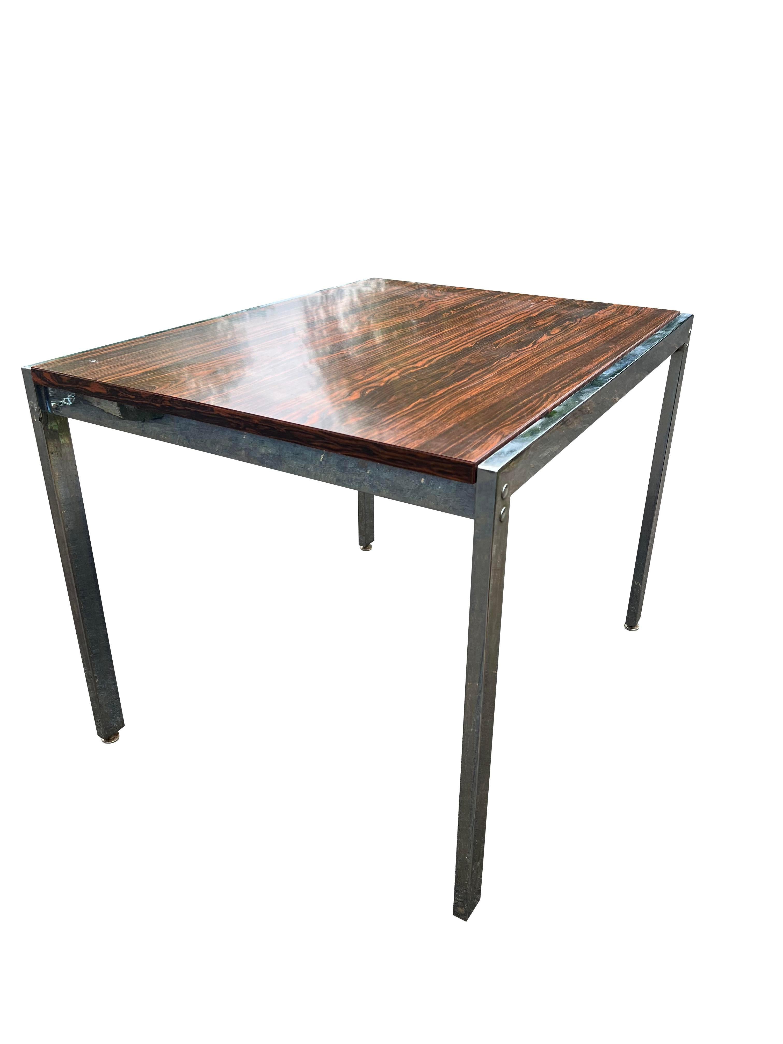 Questo splendido tavolo d'accento vintage combina la bellezza naturale del palissandro con un design elegante e moderno. Caratterizzato da un piano in finto palissandro con suggestive venature del legno e robuste gambe cromate, questo pezzo offre