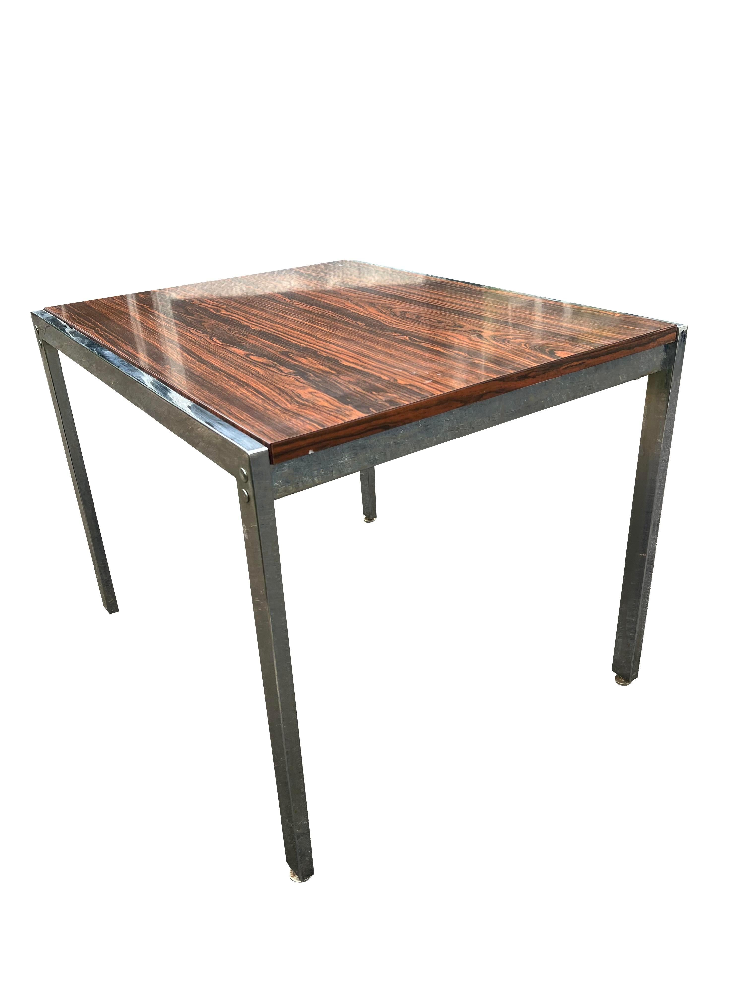 Americano Tavolino moderno vintage degli anni '70 con piano in palissandro e gambe cromate in vendita