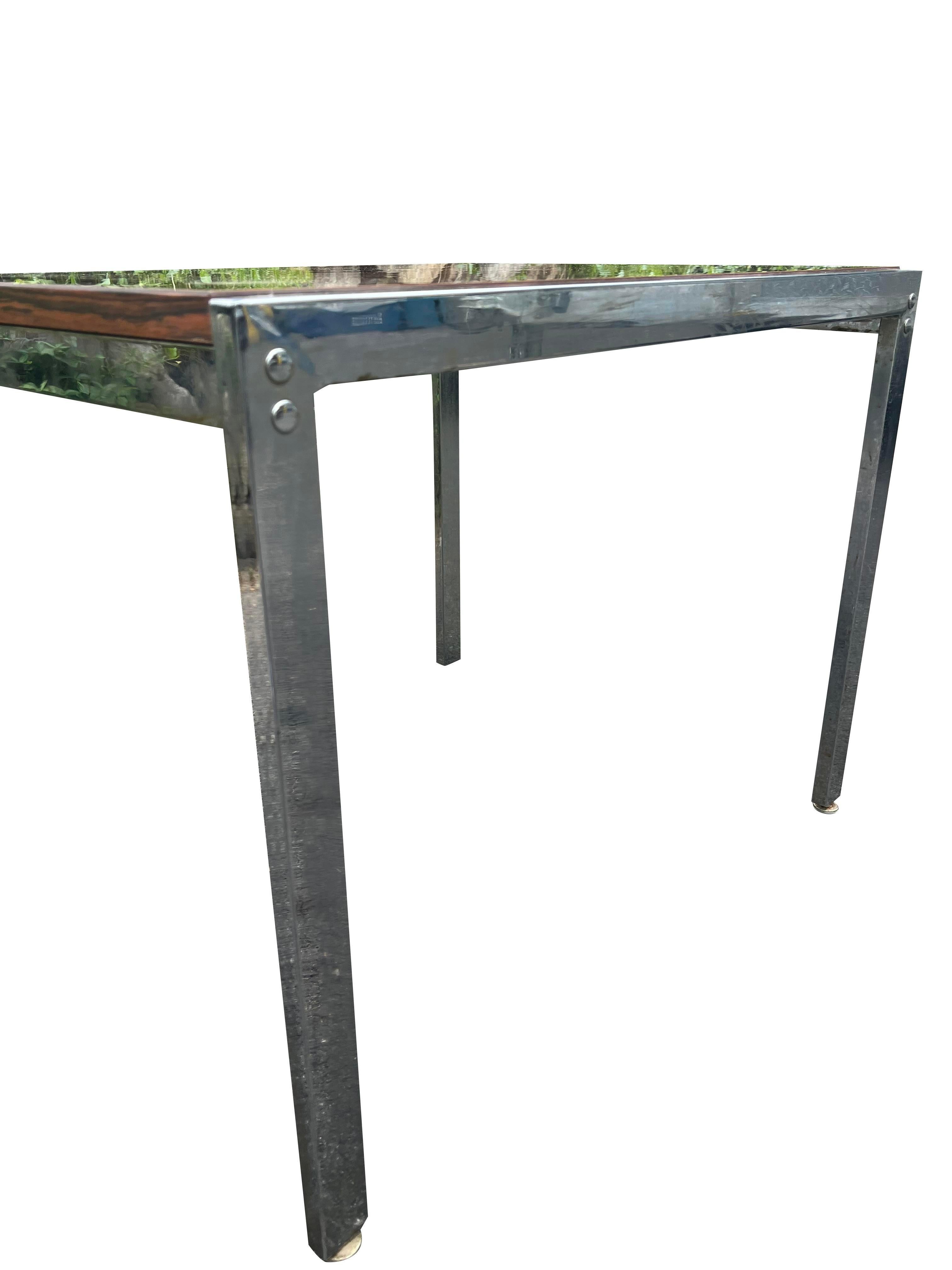 Tavolino moderno vintage degli anni '70 con piano in palissandro e gambe cromate in vendita 1