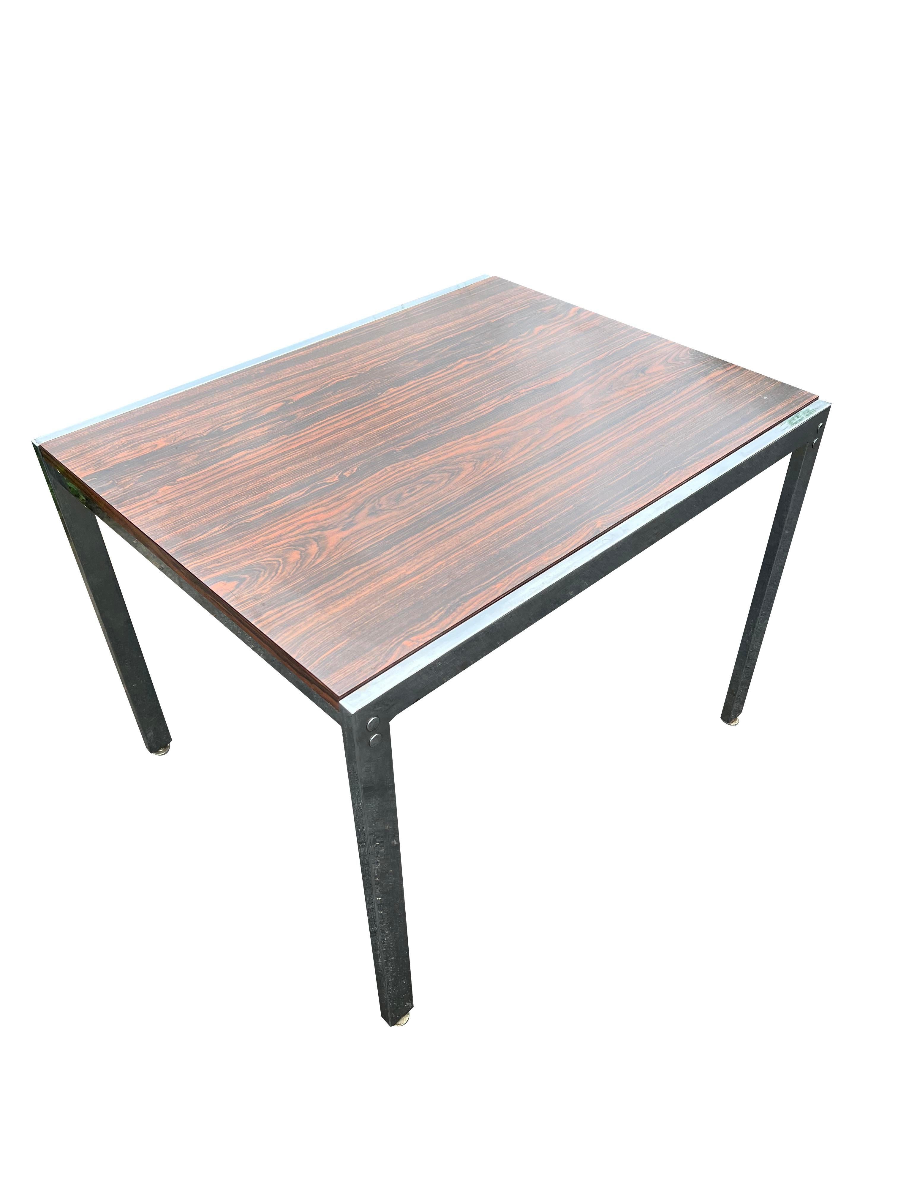 Tavolino moderno vintage degli anni '70 con piano in palissandro e gambe cromate in vendita 2
