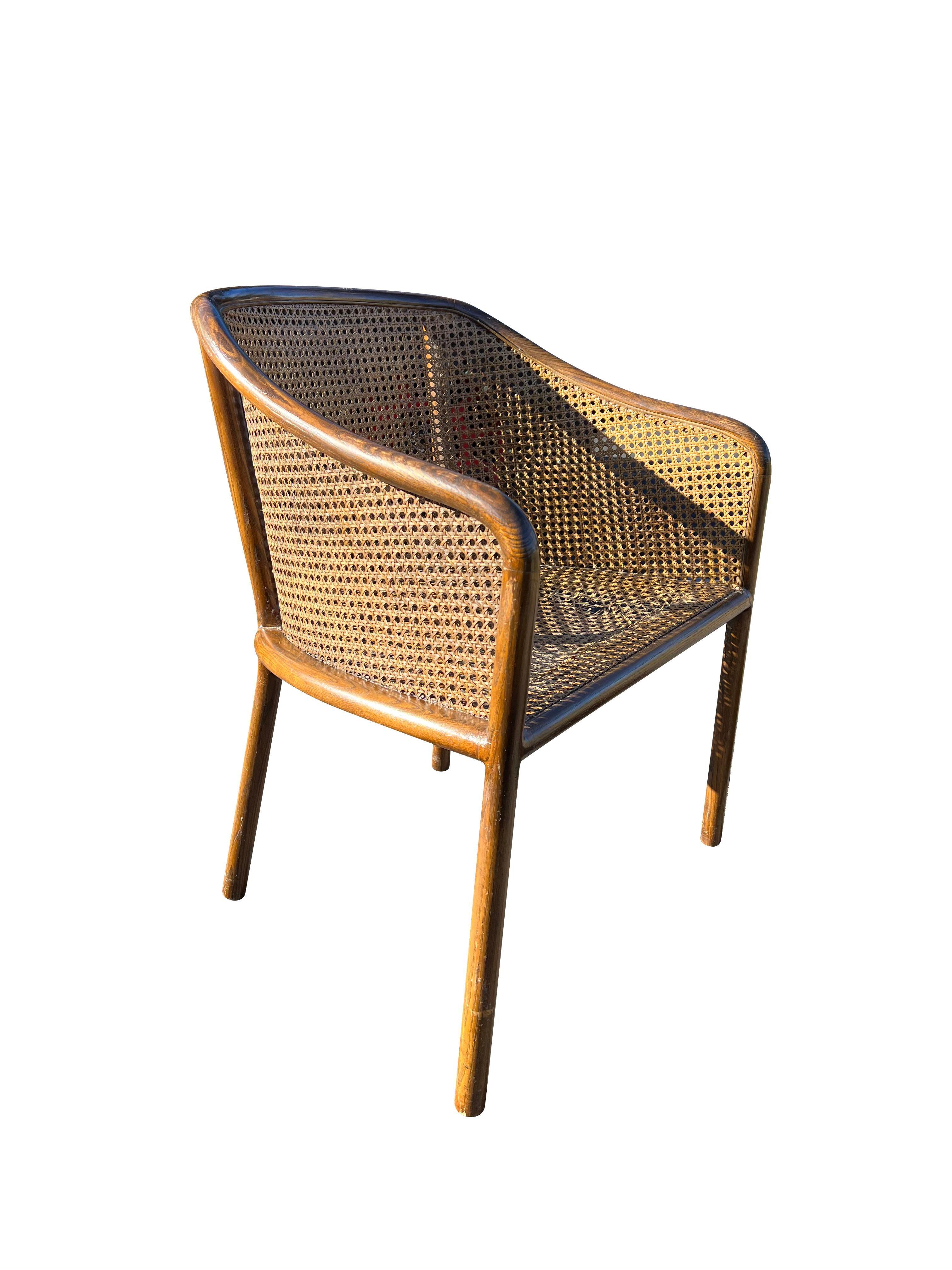 Vintage Ward Bennett Style Cane Side Chair

Inspiriert von den ikonischen Entwürfen von Ward Bennett, zeichnet sich dieser Stuhl durch eine einzigartige Sitzfläche aus Schilfrohr und einen schlanken Holzrahmen aus. Der Stuhl befindet sich in seinem
