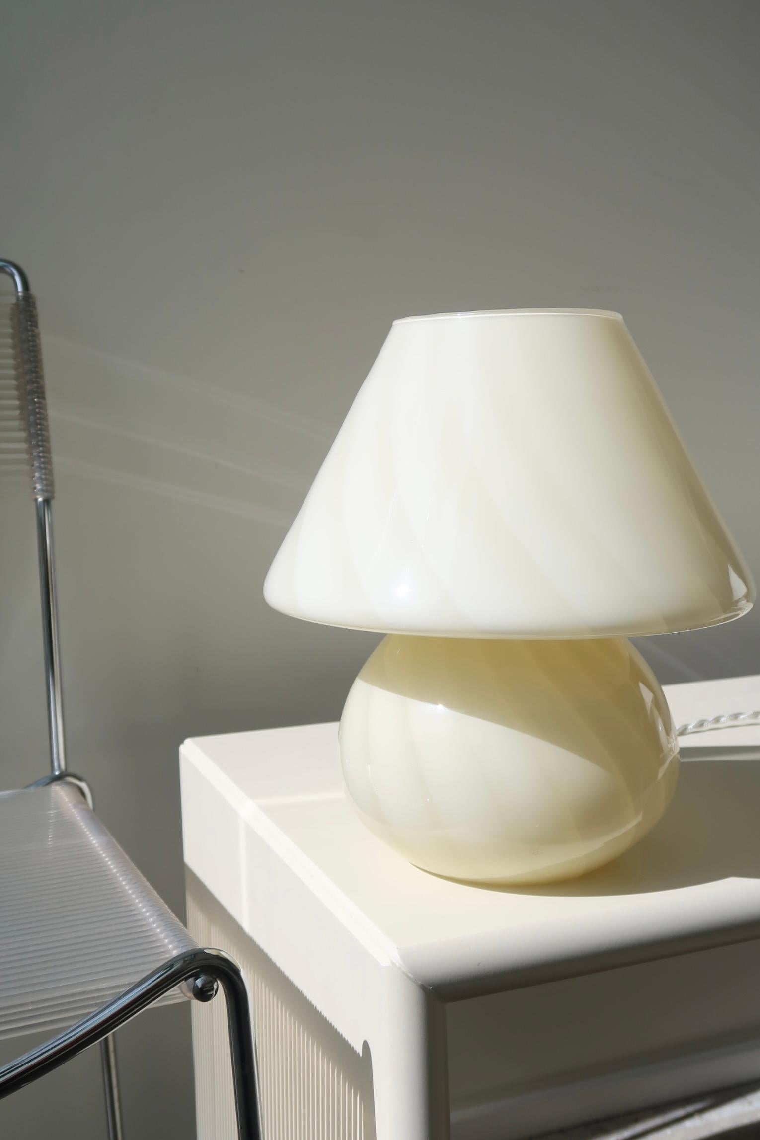 Vintage medium Murano mushroom table lamp in a beautiful, delicate cream yellow shade. Mouth-blown in one piece of glass with a swirl pattern. Handmade in Italy, 1960/70s, and comes with new white cord. 
H: 27 cm D: 24 cm.

