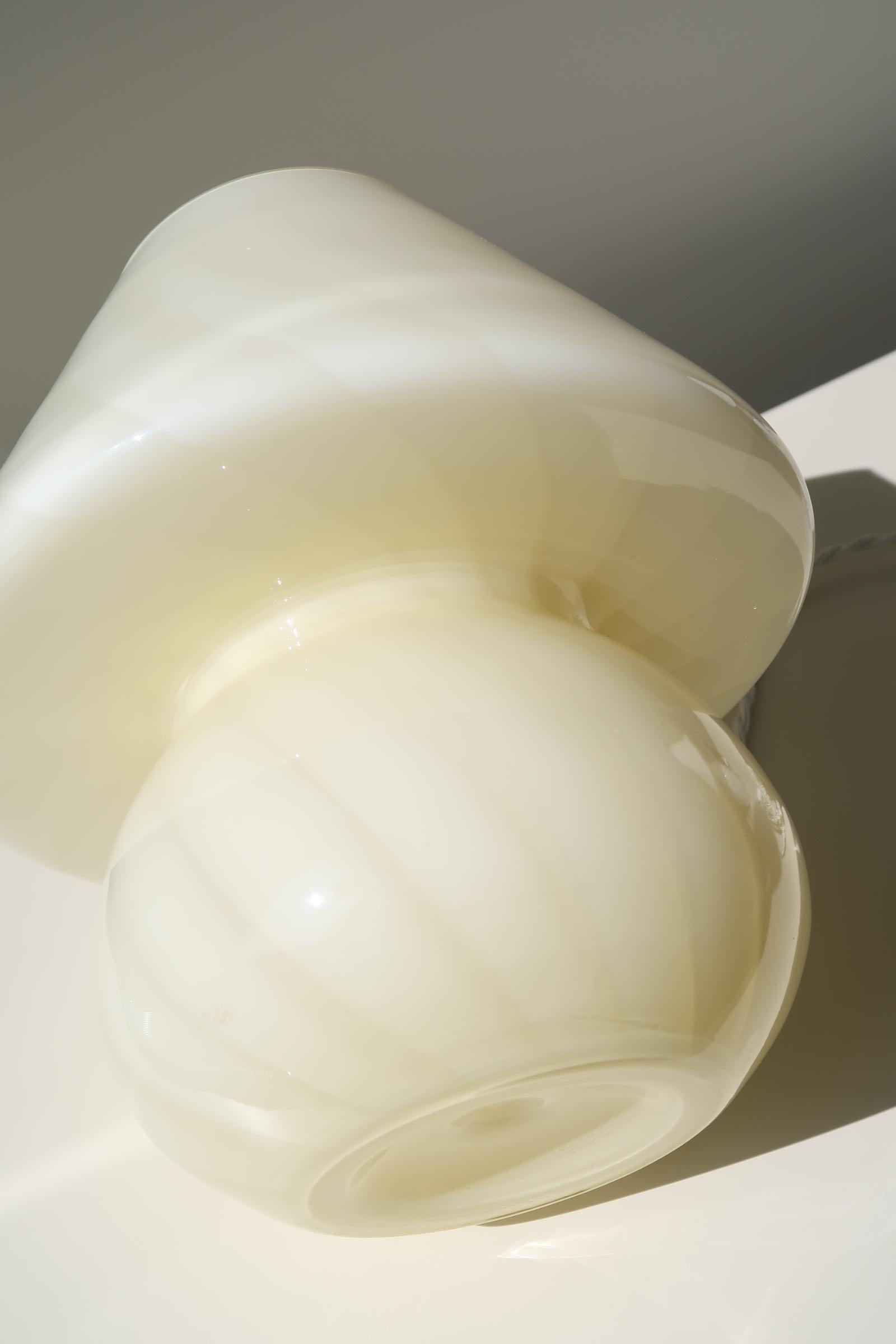 Italian 1970s Vintage Murano Cream Yellow Swirl Mushroom Mouth Blown Glass Table Lamp
