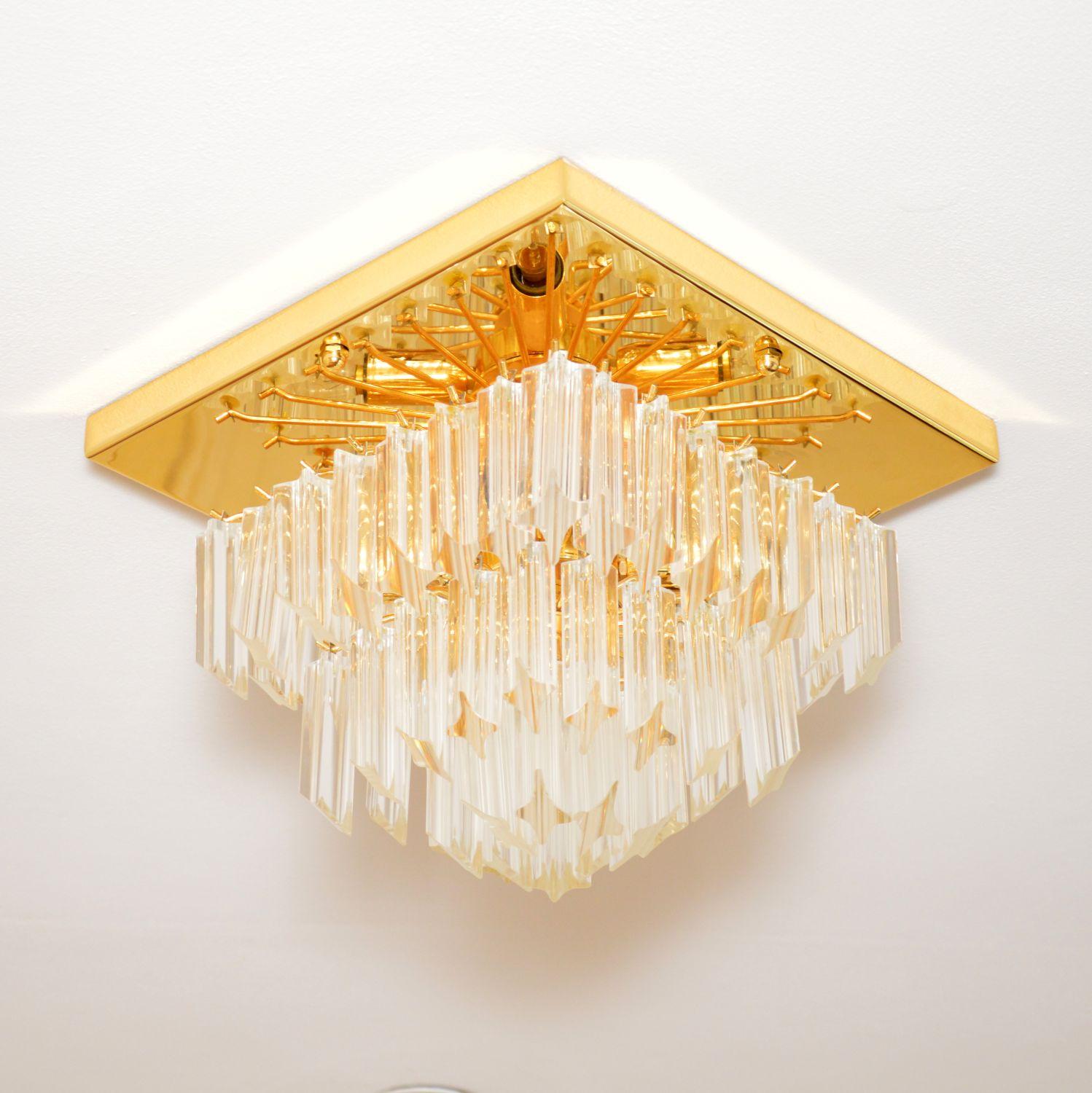 A stunning original Murano glass and brass ceiling light by Paulo Venini. This was made in Italy, it dates from the 1970s-1980s.

The quality is outstanding and this has a beautiful design. The hand cut Murano glass drops are suspended from a