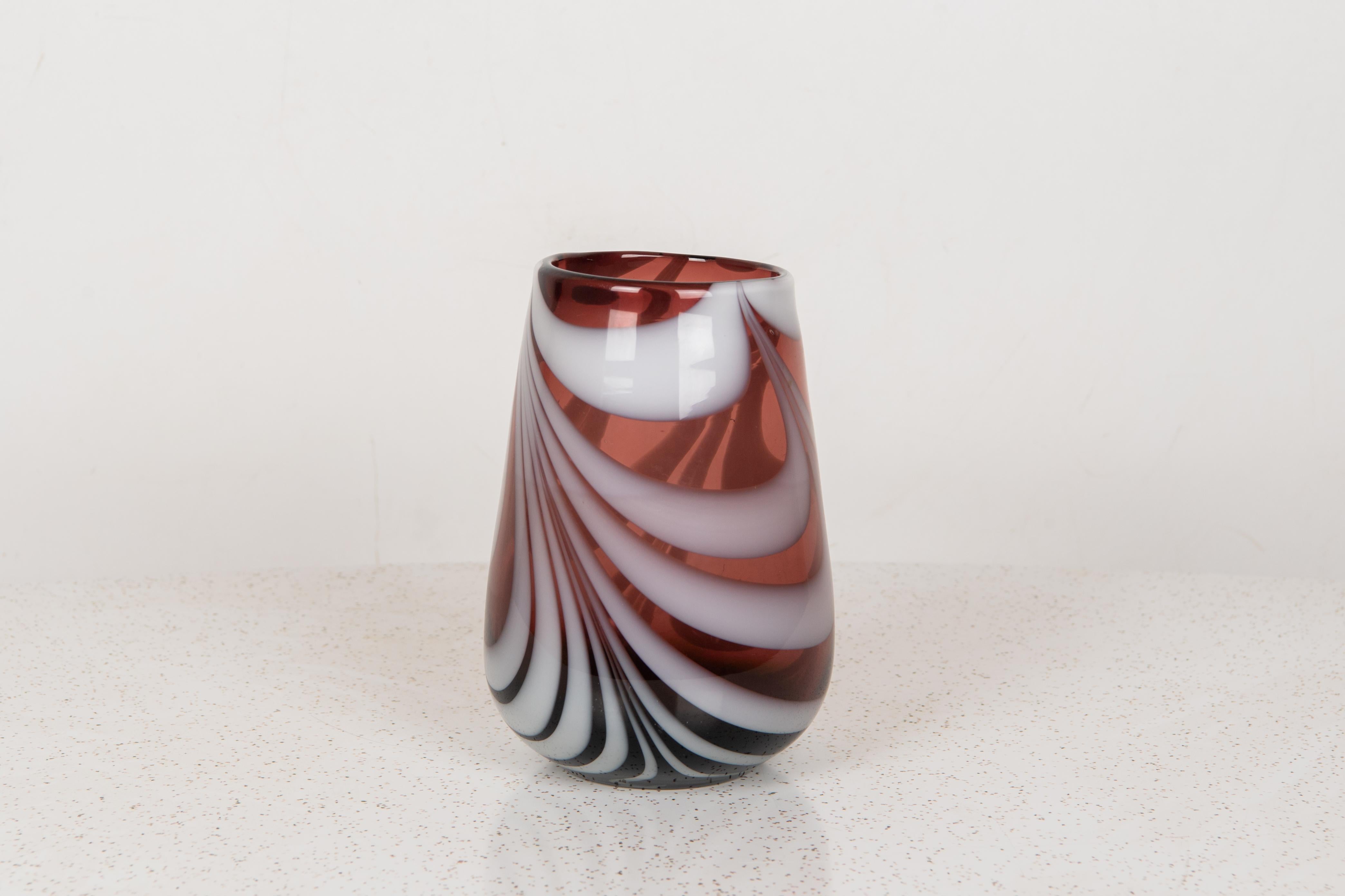 A 1970s vintage Murano glass decorative vase with bicolour glass purple - withe. In very good conditions.