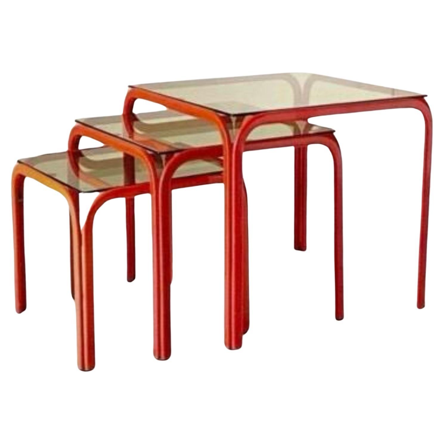 Ensemble de trois tables basses empilables en fer et verre fumé, Italie, années 1970 en vente