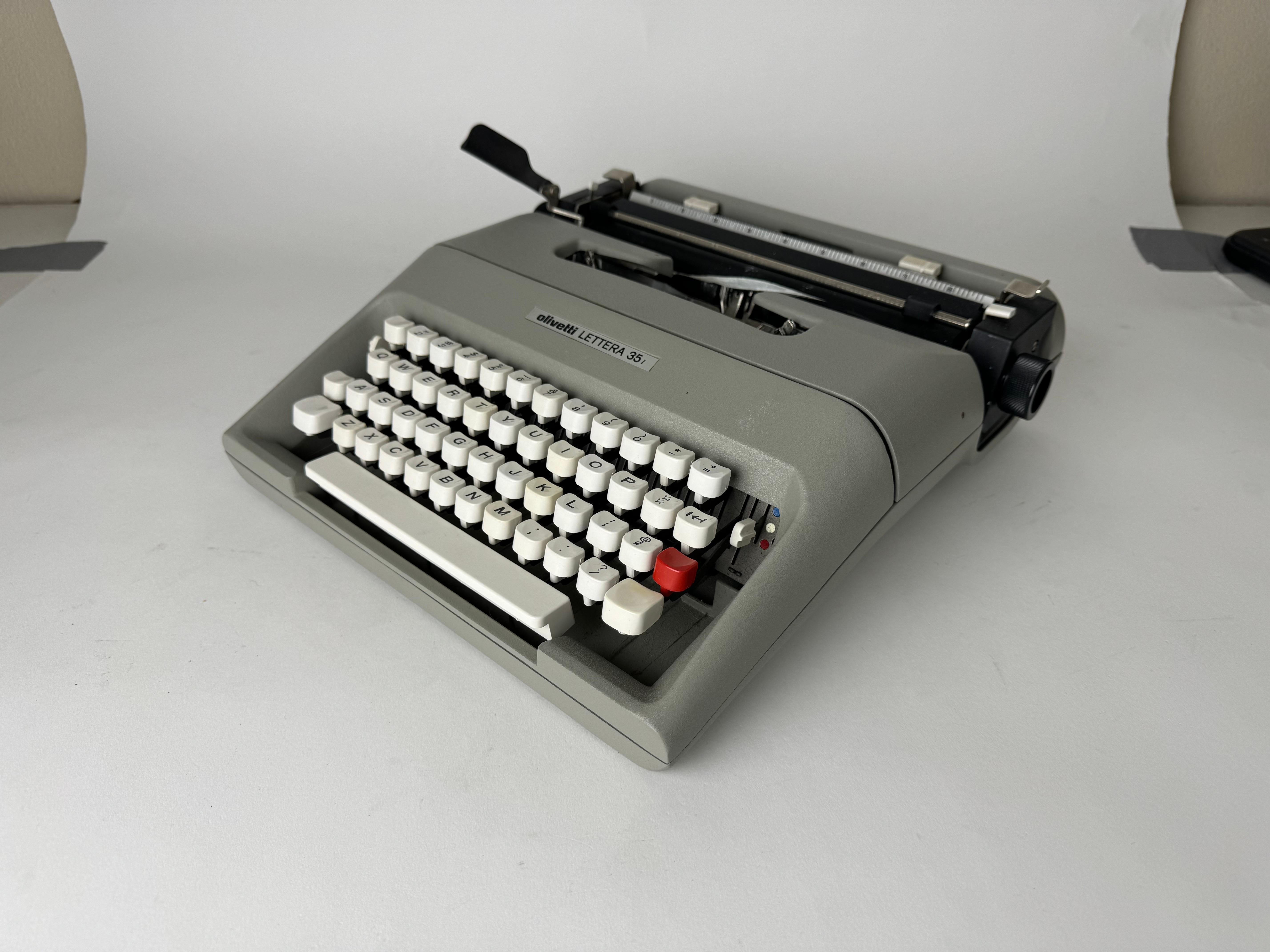 Beautiful vintage 1970's Olivetti Lettera 35 typewriter, made in Italy. This typewriter comes with a very cool vintage Olivetti shoulder bag.

This typewriter is in very good cosmetic and structural condition with a few age appropriate signs of wear