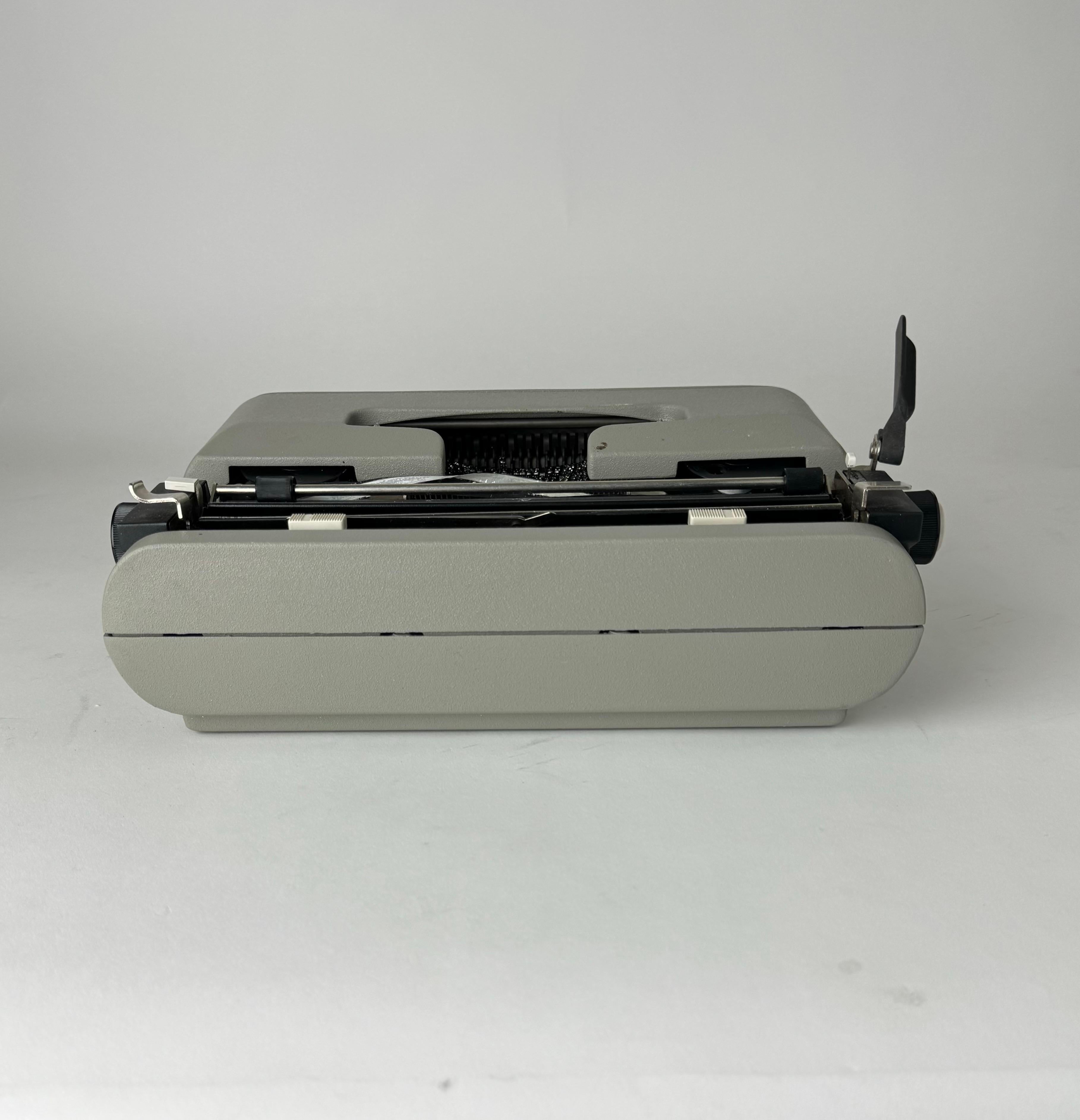 Mid-Century Modern 1970's Vintage Olivetti Lettera 35 Typewriter For Sale