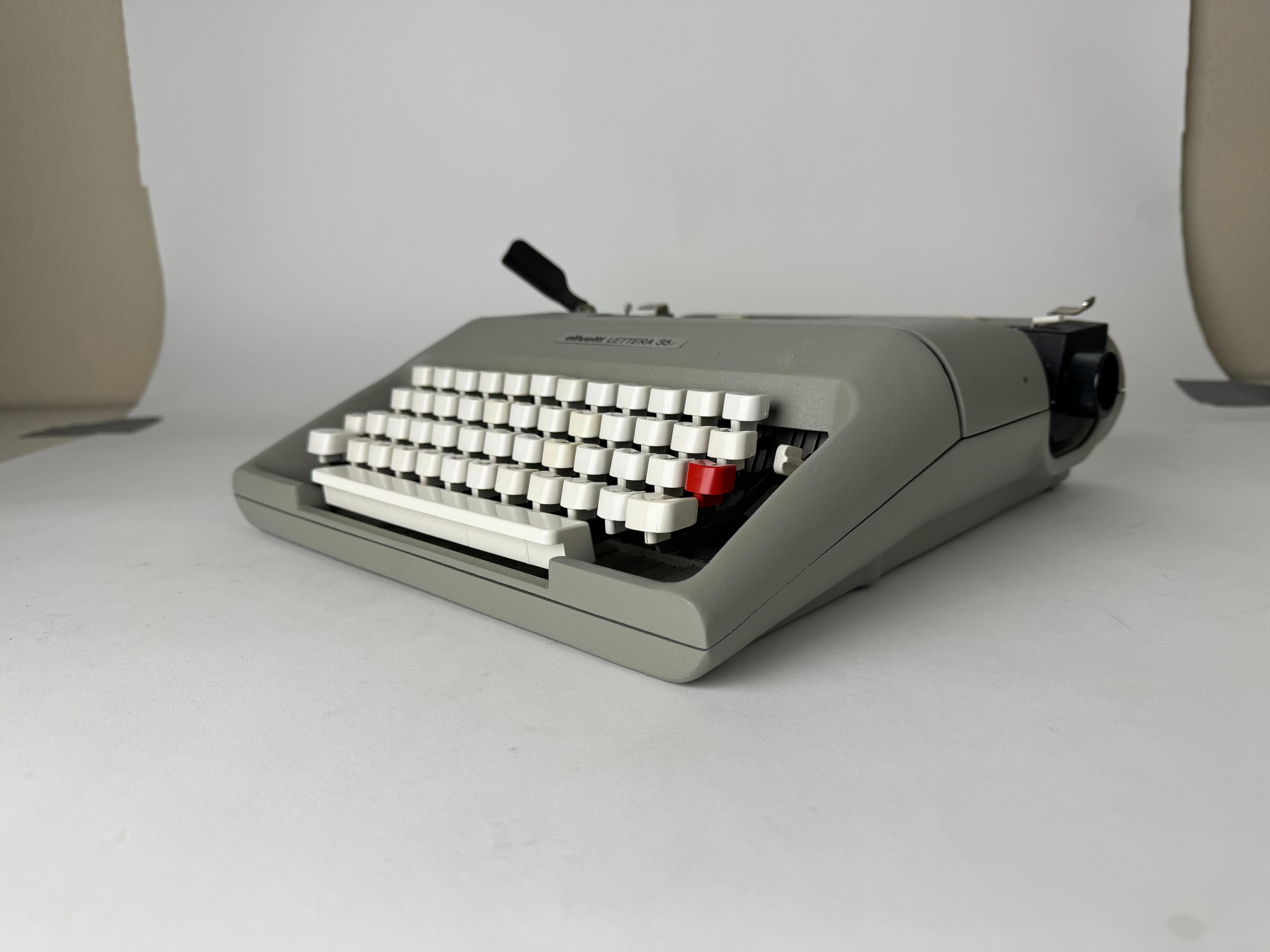 Machine-Made 1970's Vintage Olivetti Lettera 35 Typewriter For Sale